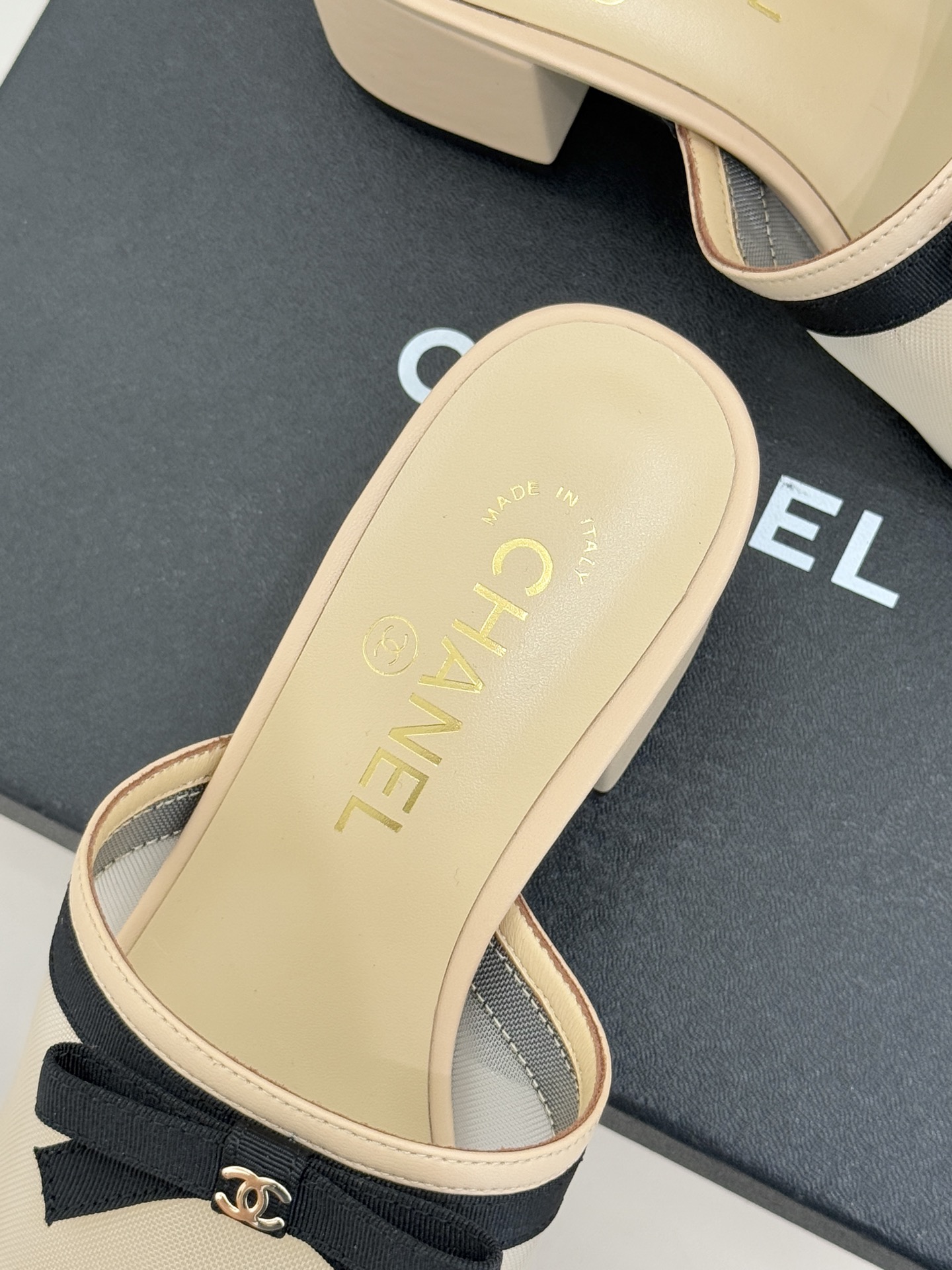 CHANE*｜小香26C新品网纱双C蝴蝶结拖鞋当小香经典符号邂逅26C夏日灵感这双拖鞋便成了奢雅与实穿的