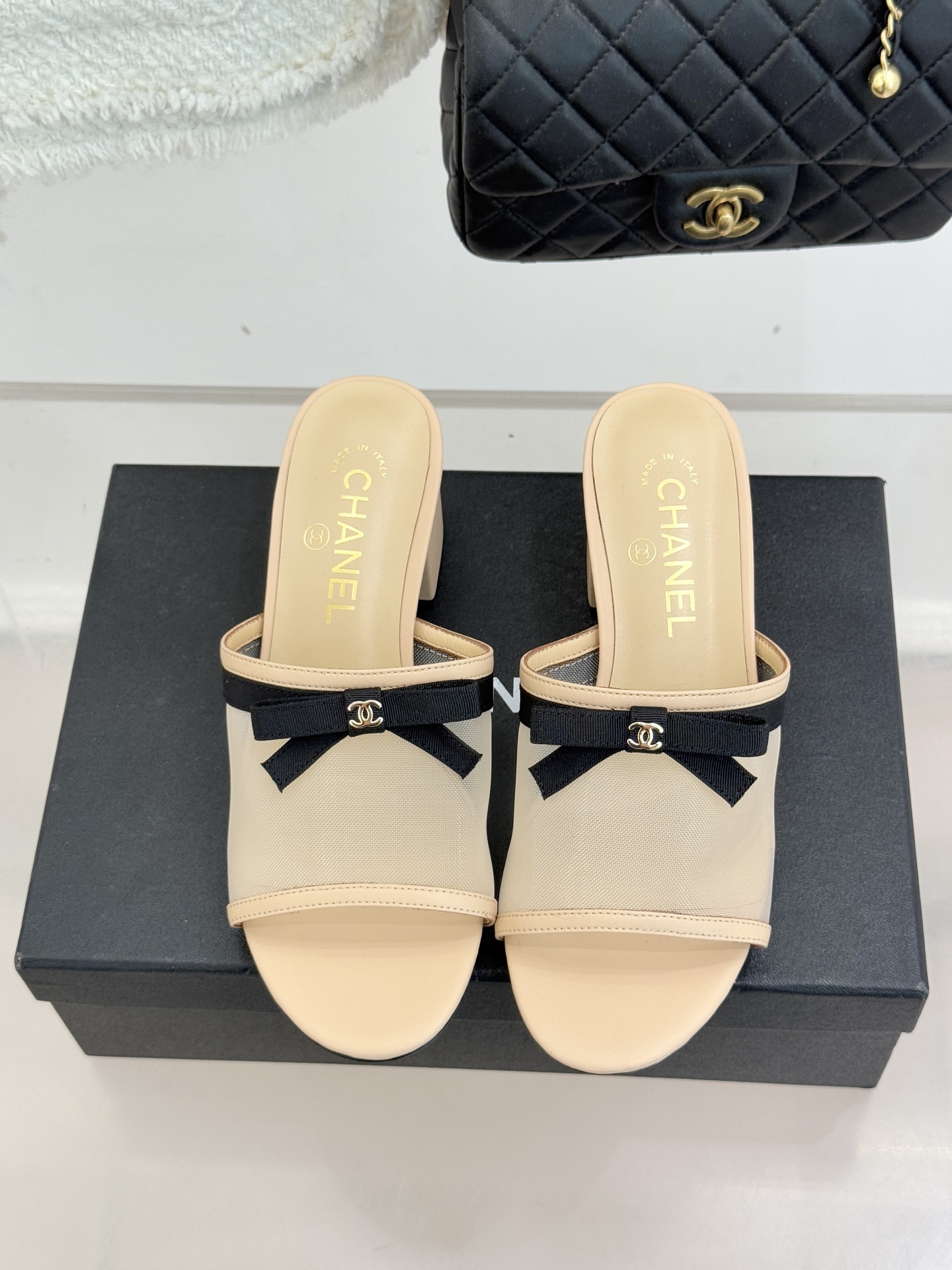 CHANE*｜小香26C新品网纱双C蝴蝶结拖鞋当小香经典符号邂逅26C夏日灵感这双拖鞋便成了奢雅与实穿的