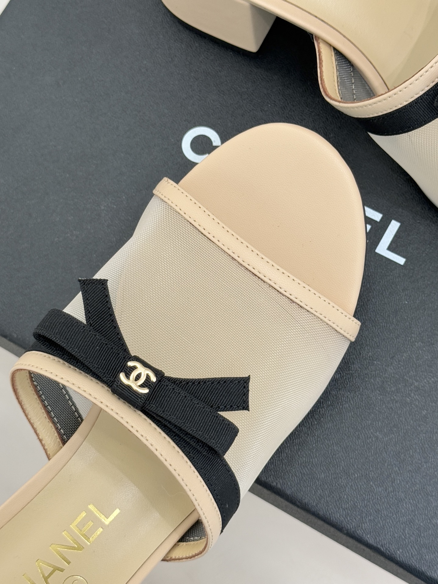 CHANE*｜小香26C新品网纱双C蝴蝶结拖鞋当小香经典符号邂逅26C夏日灵感这双拖鞋便成了奢雅与实穿的