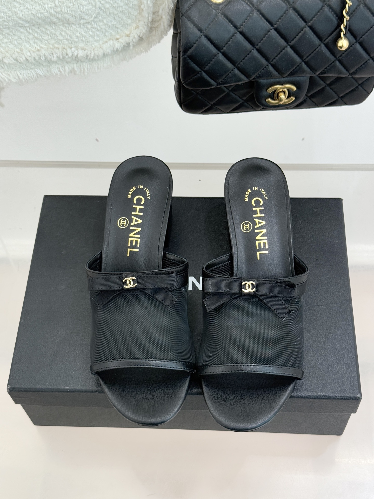 CHANE*｜小香26C新品网纱双C蝴蝶结拖鞋当小香经典符号邂逅26C夏日灵感这双拖鞋便成了奢雅与实穿的