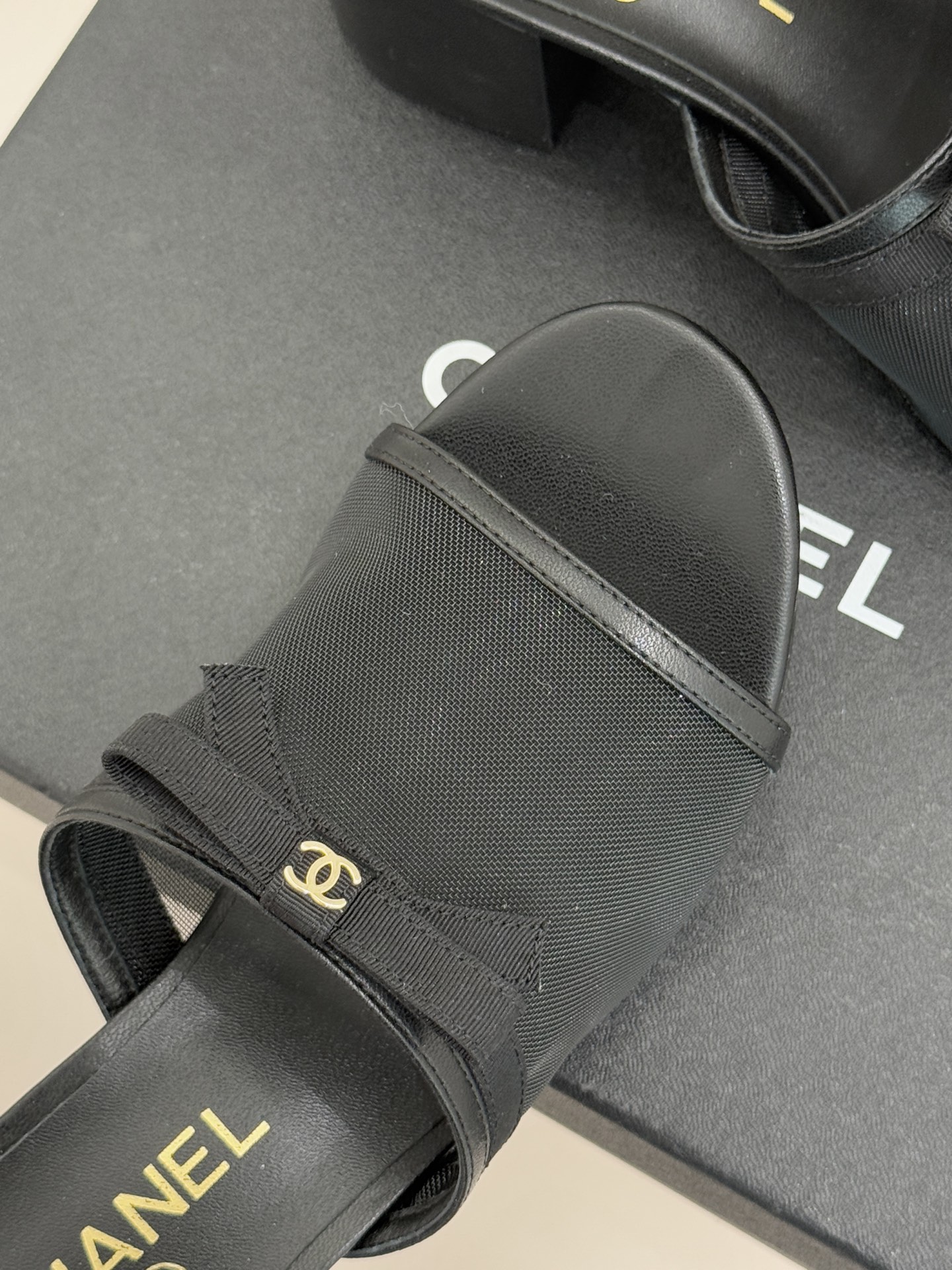 CHANE*｜小香26C新品网纱双C蝴蝶结拖鞋当小香经典符号邂逅26C夏日灵感这双拖鞋便成了奢雅与实穿的