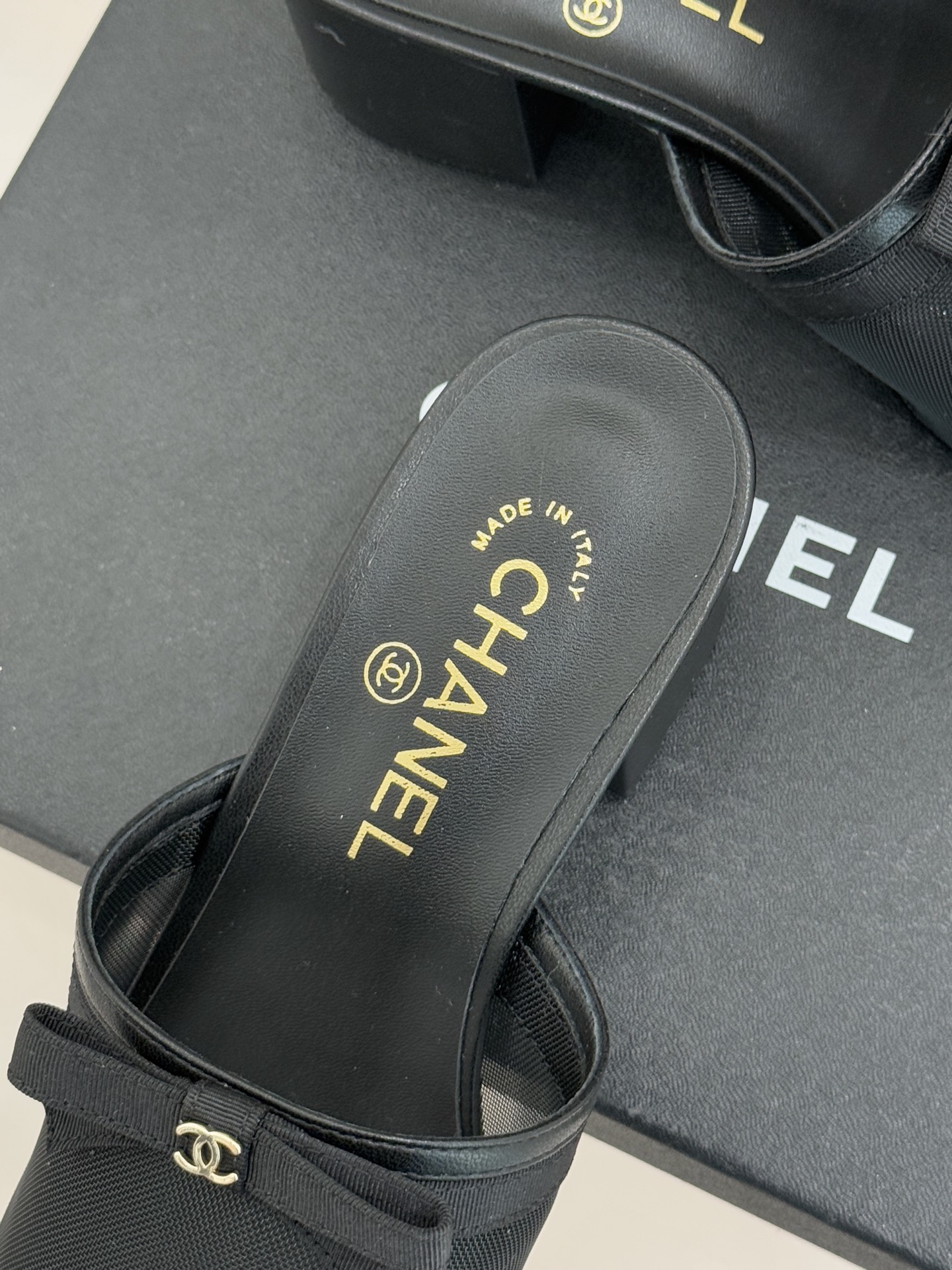 CHANE*｜小香26C新品网纱双C蝴蝶结拖鞋当小香经典符号邂逅26C夏日灵感这双拖鞋便成了奢雅与实穿的