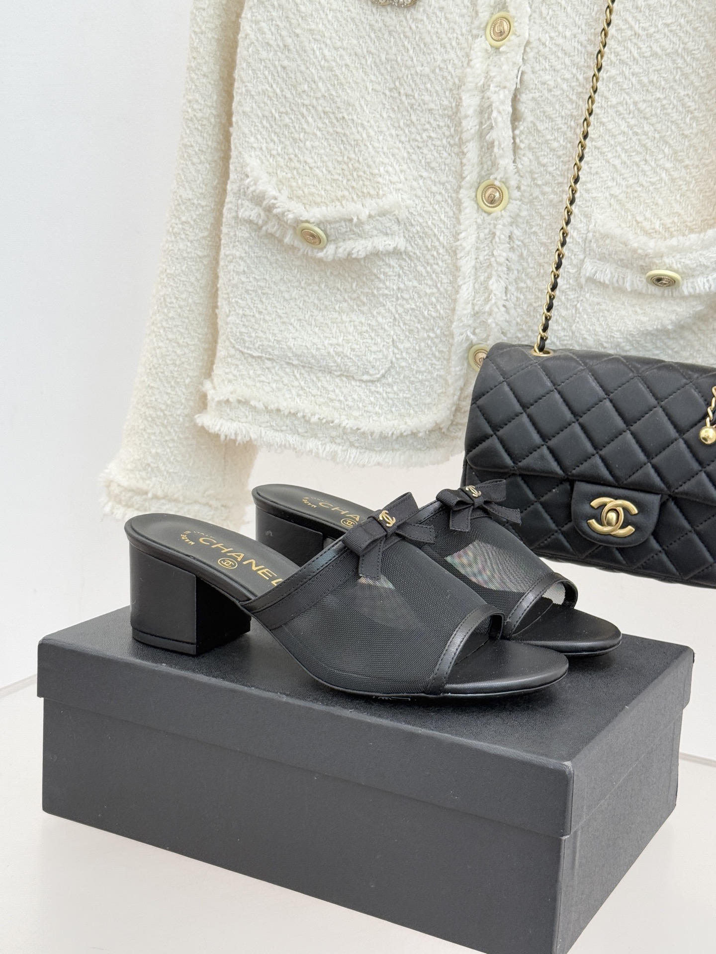 NO:723907,Chanel mesh bow thick heel slippers!  The fabric is made of original customized material. The inner lining is made of sheepskin. The genuine leather outsole imported from Italy is size 35-39 (customized 40/41), slippers, chanel, slippers, sheepskin, Leather soles.19860909Chanel 网纱蝴蝶结粗跟拖鞋！ 面料采用原版定制材质 内里踮脚均为羊皮 意大利进口真皮大底 size35-39（40/41定制）,拖鞋,chanel,slippers,sheepskin,Leather soles,Women's Shoes