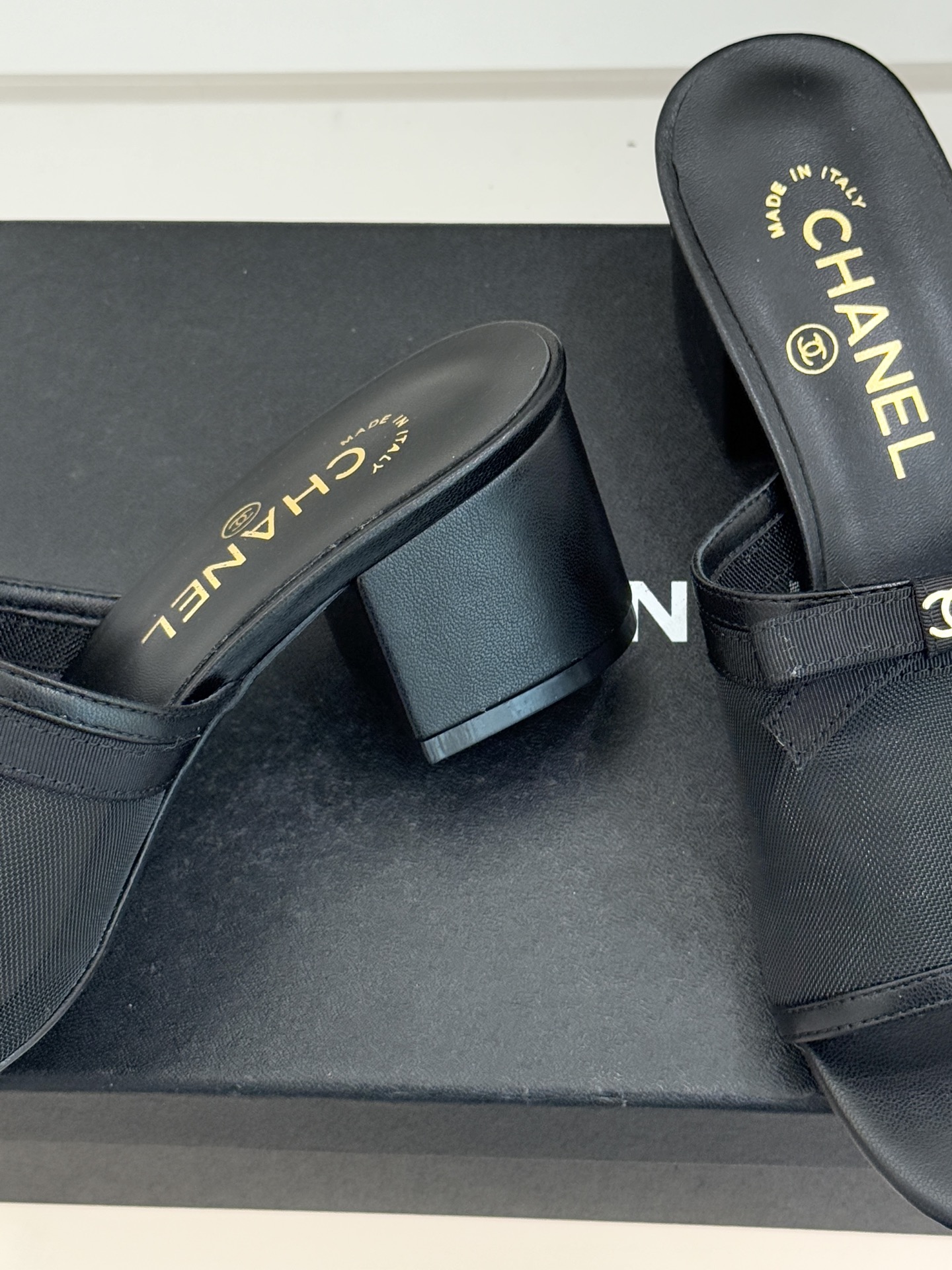 CHANE*｜小香26C新品网纱双C蝴蝶结拖鞋当小香经典符号邂逅26C夏日灵感这双拖鞋便成了奢雅与实穿的