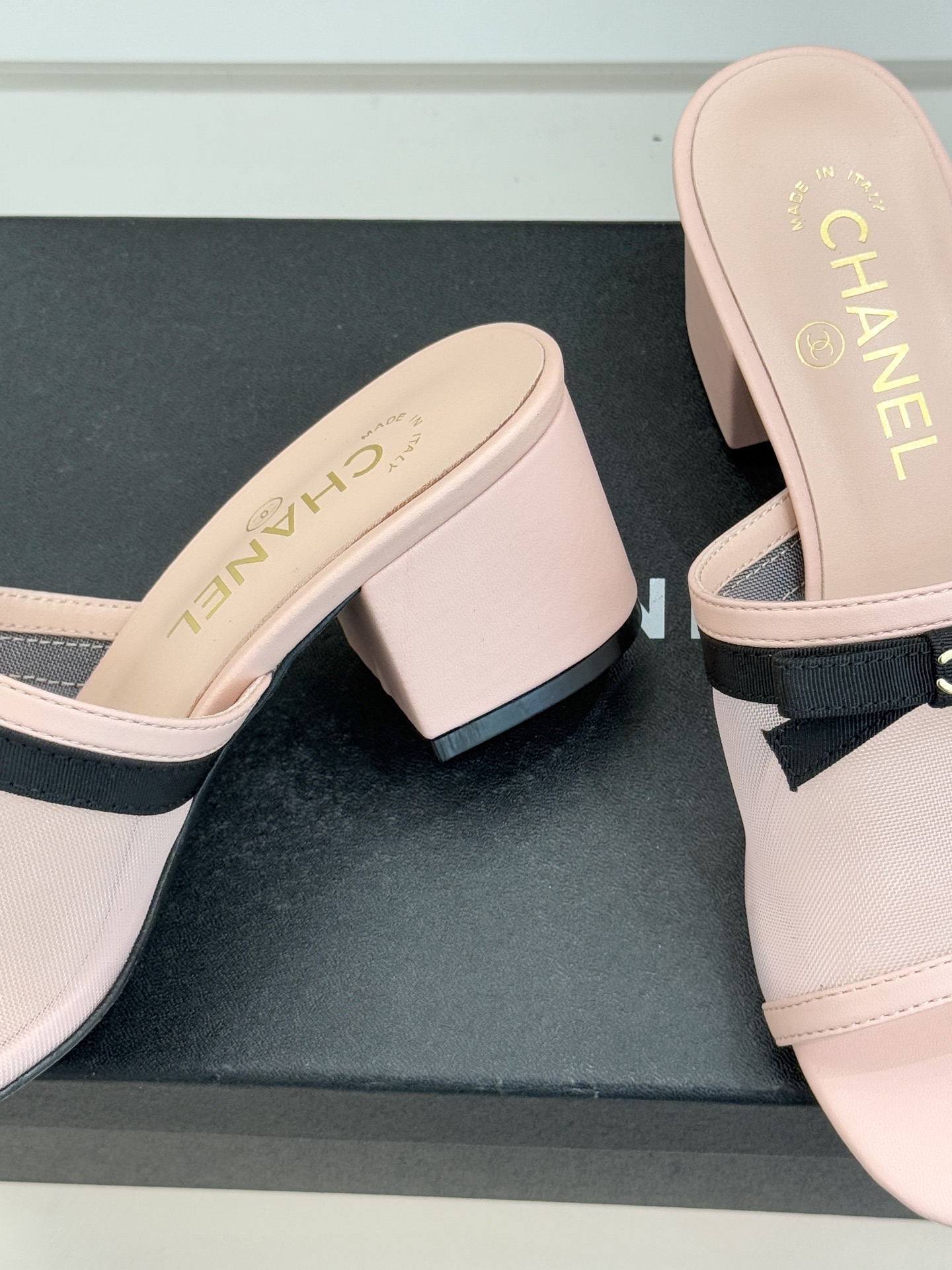 CHANE*｜小香26C新品网纱双C蝴蝶结拖鞋当小香经典符号邂逅26C夏日灵感这双拖鞋便成了奢雅与实穿的