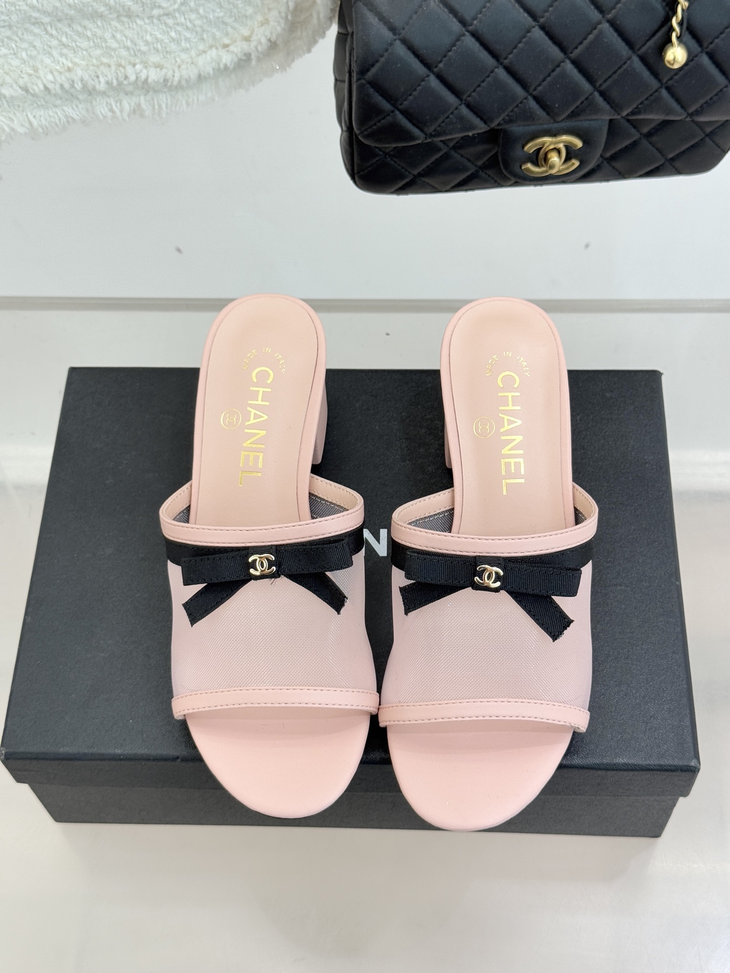 CHANE*｜小香26C新品网纱双C蝴蝶结拖鞋当小香经典符号邂逅26C夏日灵感这双拖鞋便成了奢雅与实穿的