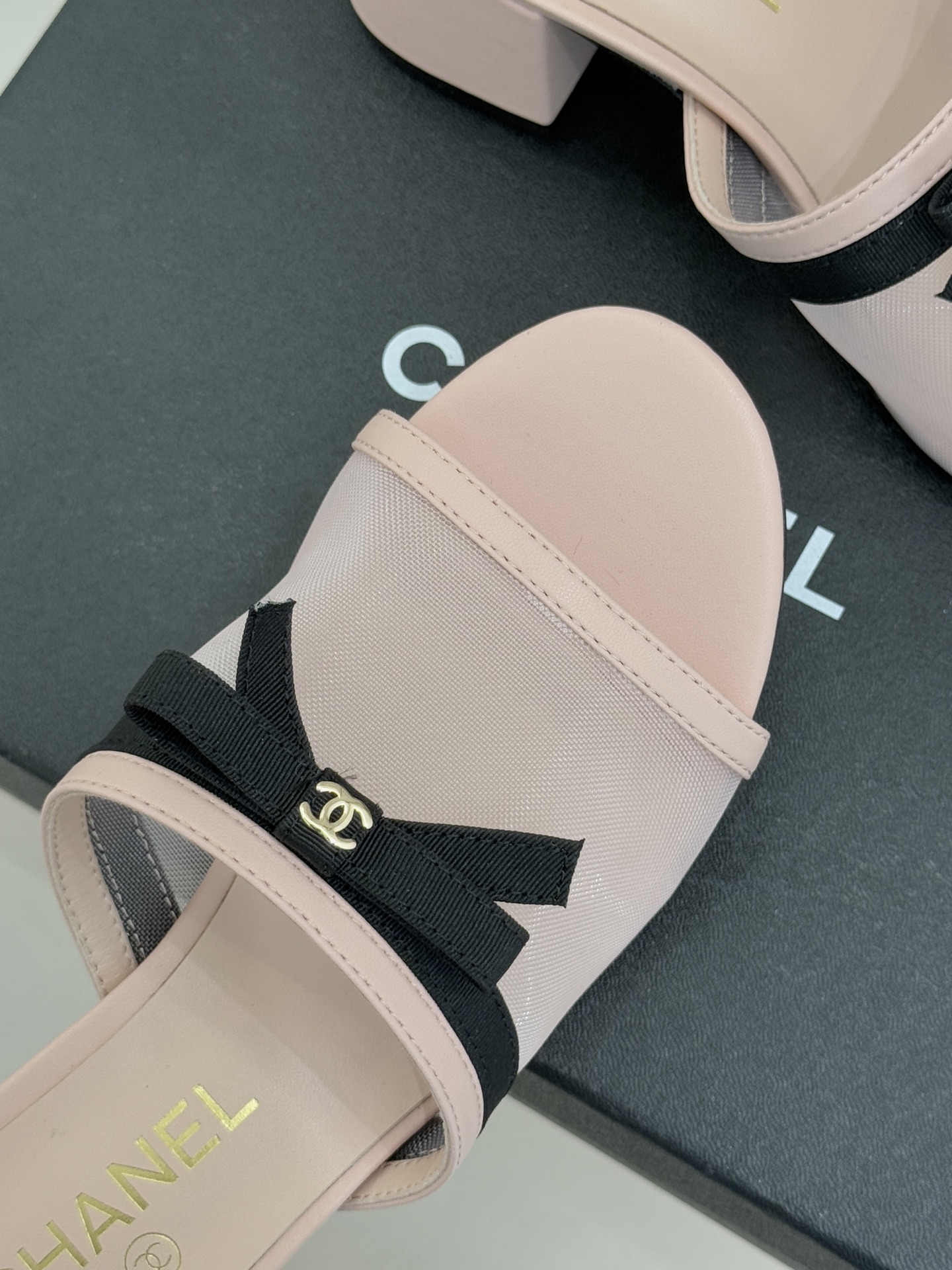 CHANE*｜小香26C新品网纱双C蝴蝶结拖鞋当小香经典符号邂逅26C夏日灵感这双拖鞋便成了奢雅与实穿的