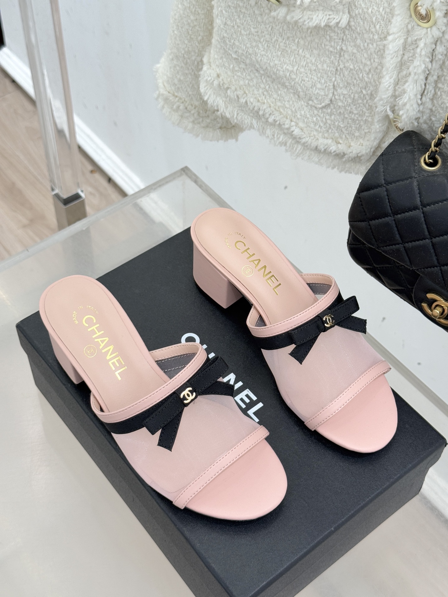 CHANE*｜小香26C新品网纱双C蝴蝶结拖鞋当小香经典符号邂逅26C夏日灵感这双拖鞋便成了奢雅与实穿的