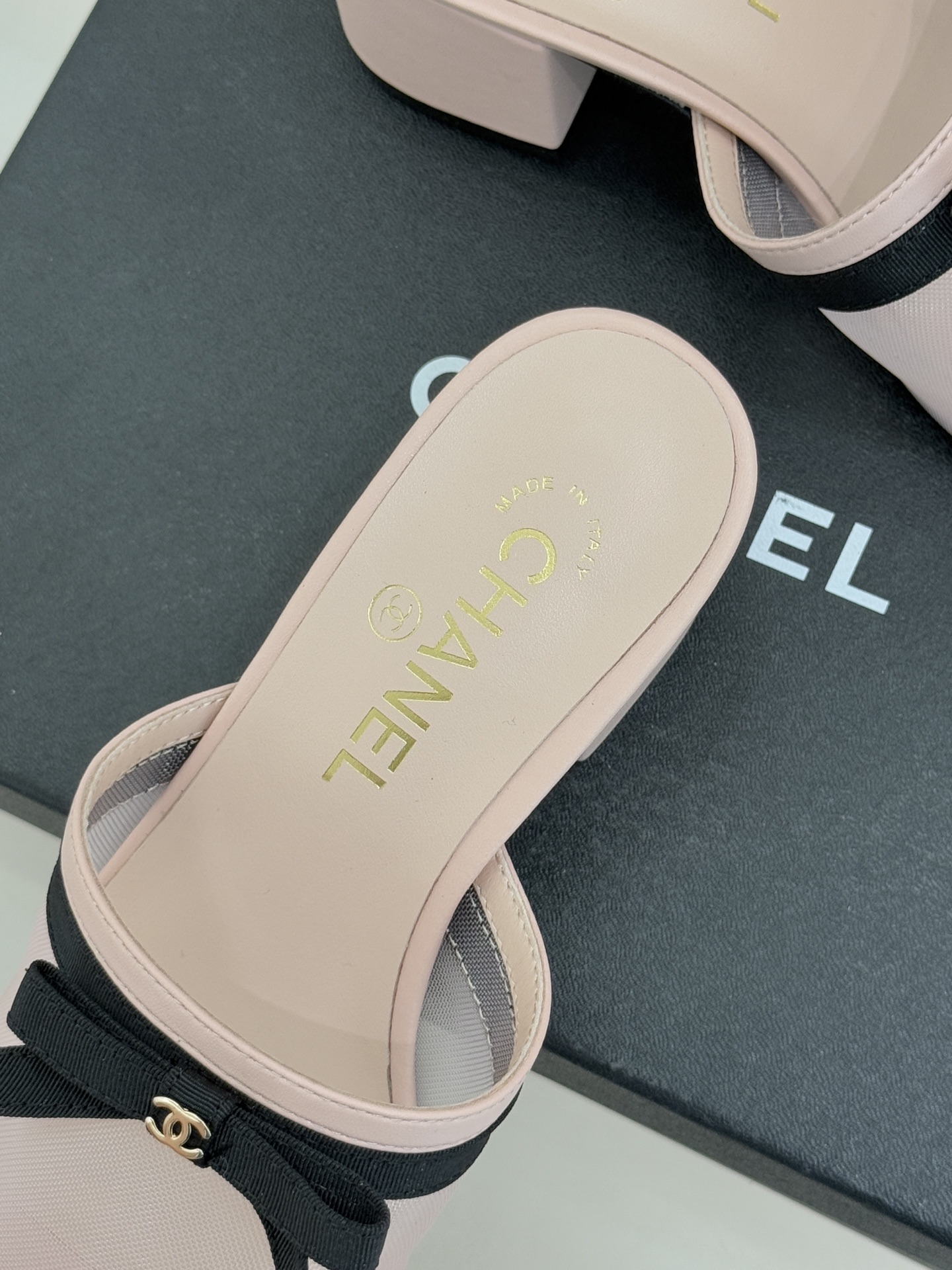 CHANE*｜小香26C新品网纱双C蝴蝶结拖鞋当小香经典符号邂逅26C夏日灵感这双拖鞋便成了奢雅与实穿的