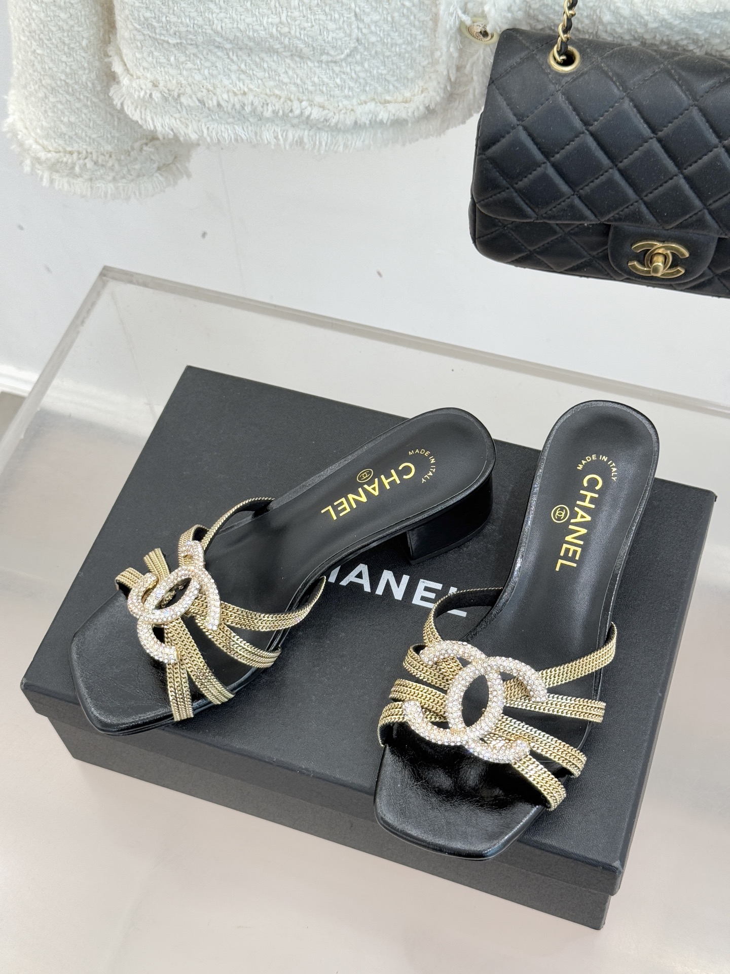 CHANE* ｜小香水钻大双C方头粗跟拖鞋以水钻大双C点亮方头粗跟拖鞋，将法式奢雅与现代慵懒完美融合。利