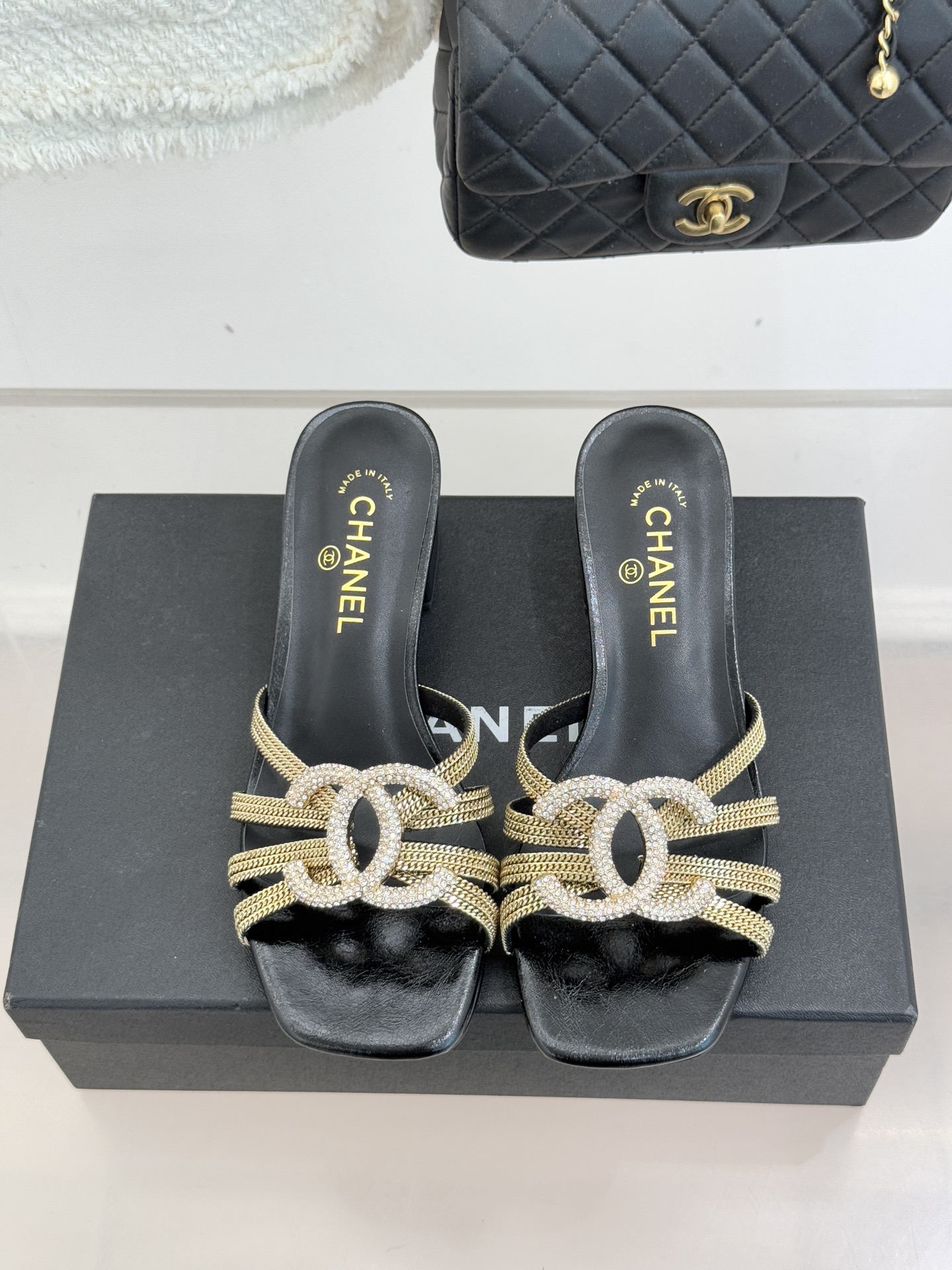 CHANE* ｜小香水钻大双C方头粗跟拖鞋以水钻大双C点亮方头粗跟拖鞋，将法式奢雅与现代慵懒完美融合。利