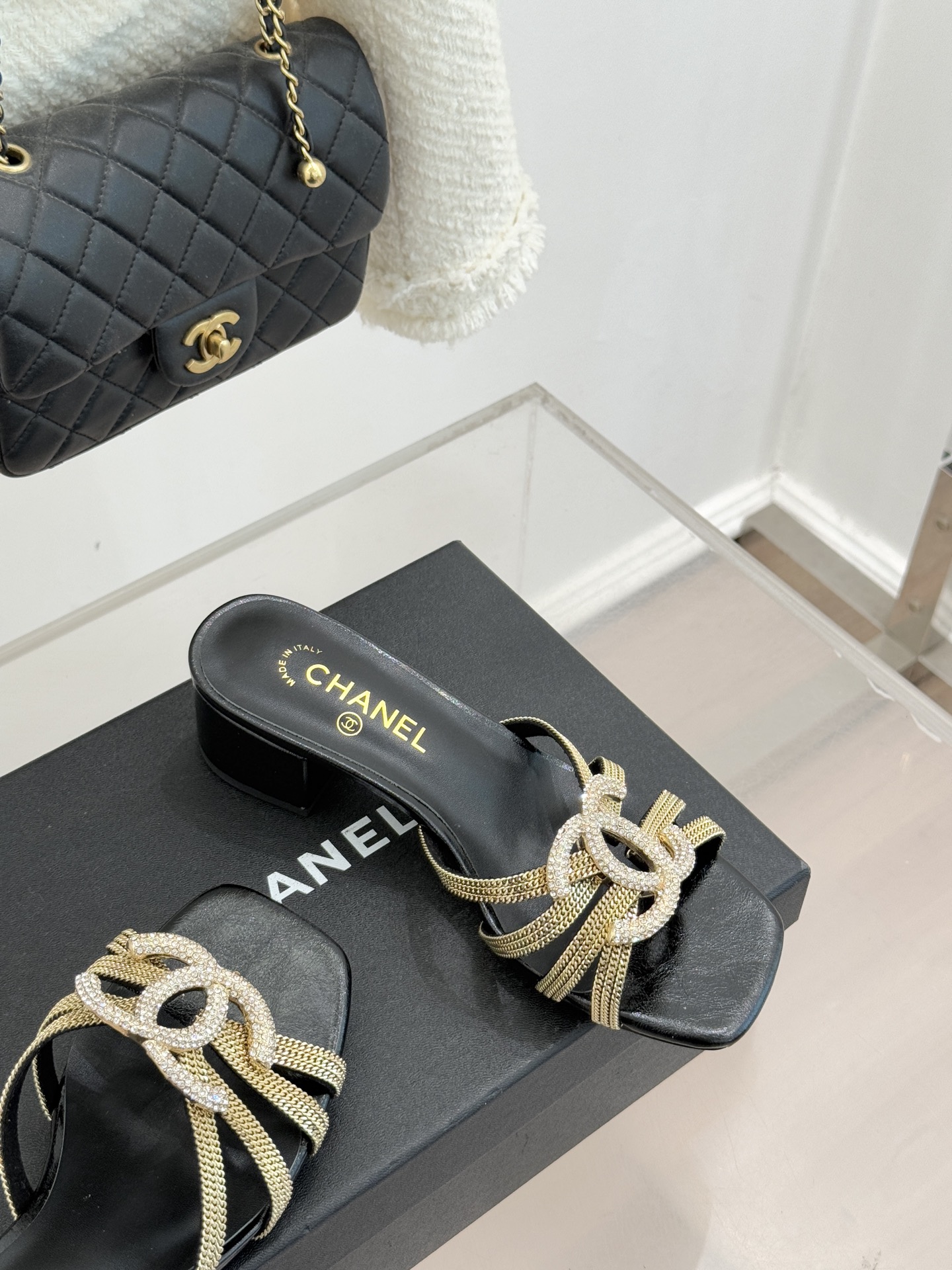 CHANE* ｜小香水钻大双C方头粗跟拖鞋以水钻大双C点亮方头粗跟拖鞋，将法式奢雅与现代慵懒完美融合。利