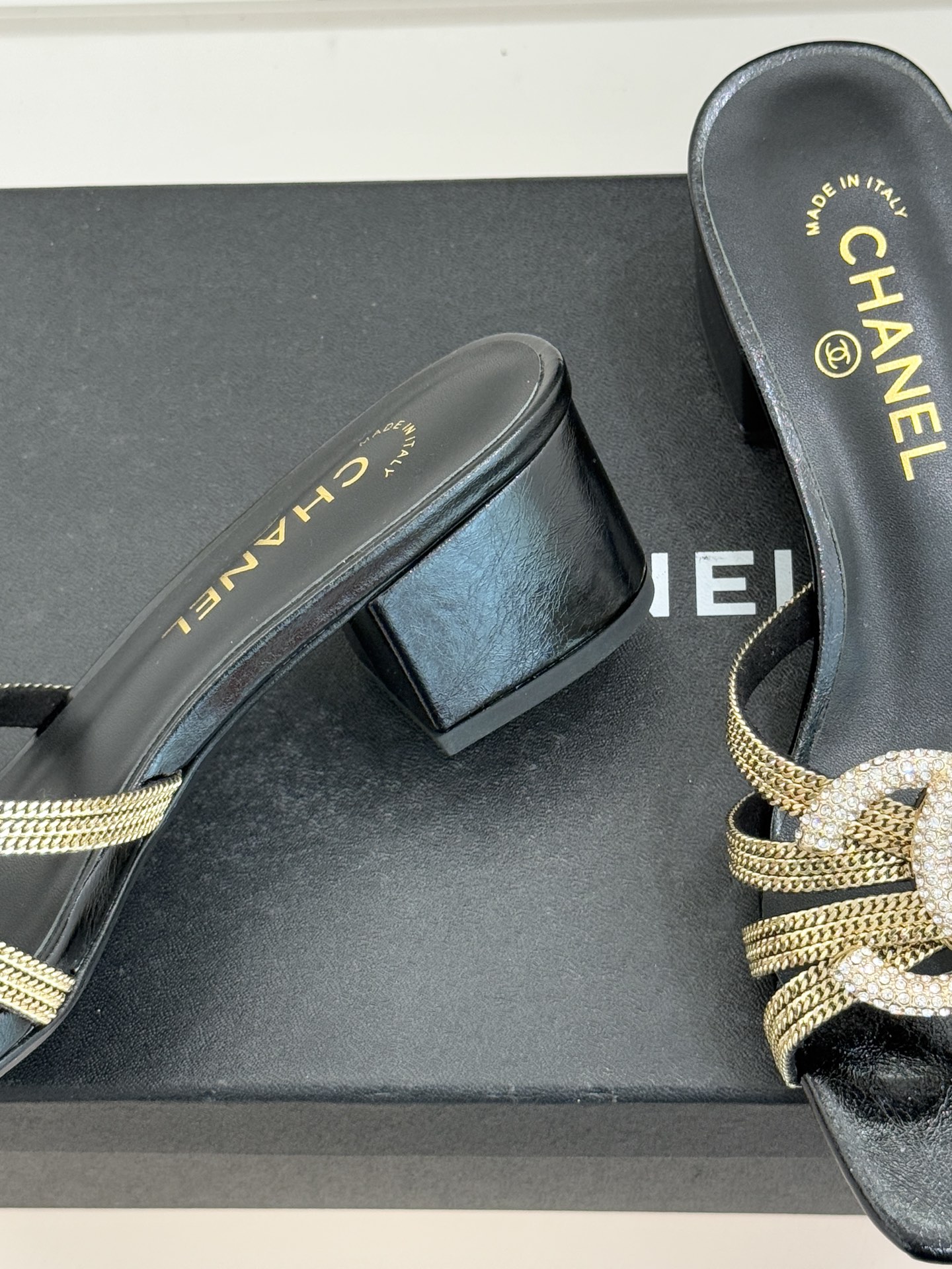 CHANE* ｜小香水钻大双C方头粗跟拖鞋以水钻大双C点亮方头粗跟拖鞋，将法式奢雅与现代慵懒完美融合。利