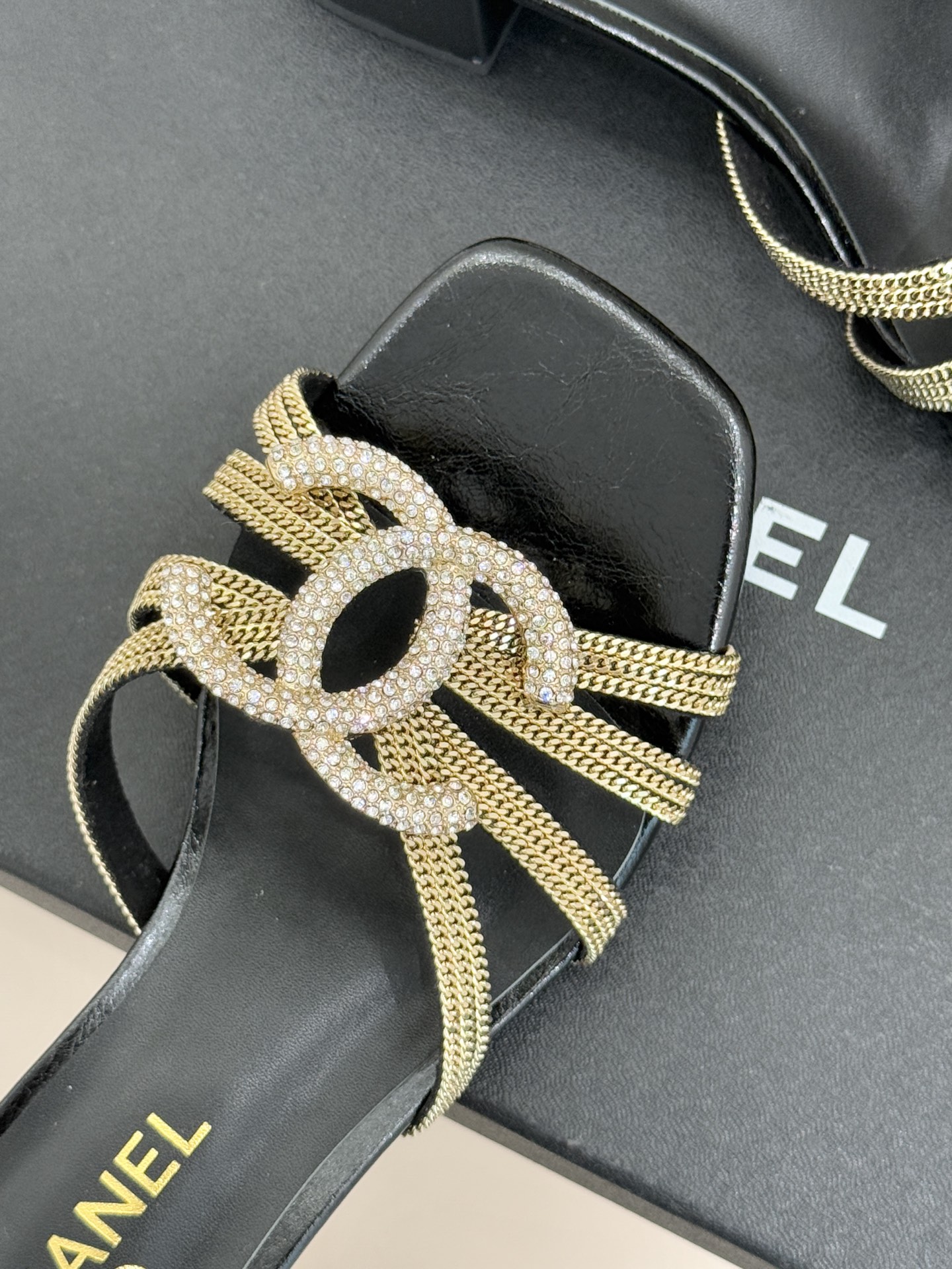 CHANE* ｜小香水钻大双C方头粗跟拖鞋以水钻大双C点亮方头粗跟拖鞋，将法式奢雅与现代慵懒完美融合。利