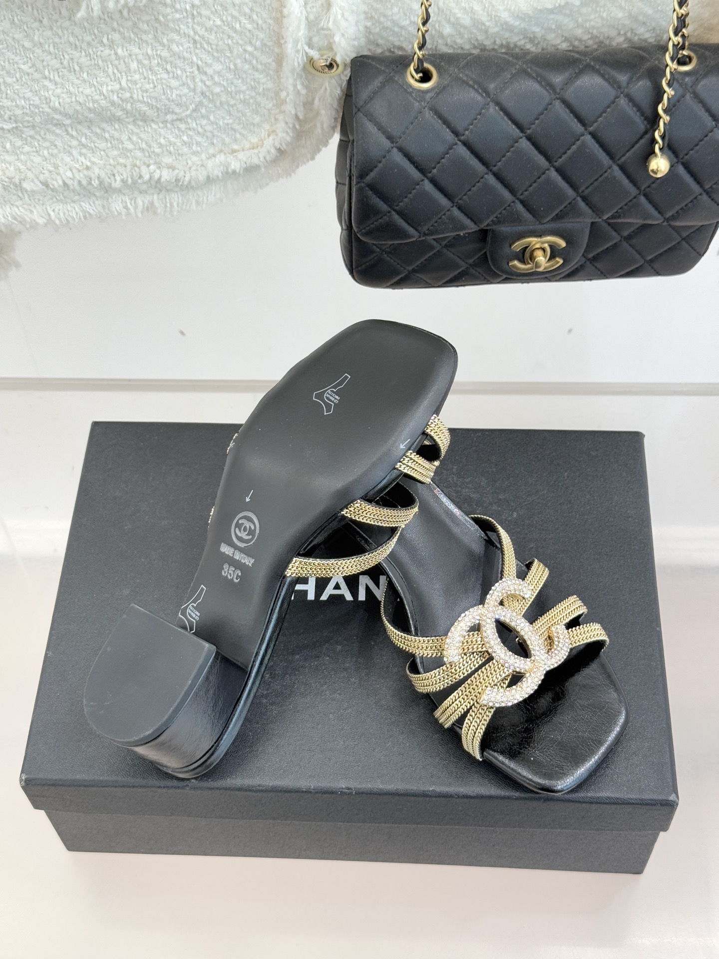 CHANE* ｜小香水钻大双C方头粗跟拖鞋以水钻大双C点亮方头粗跟拖鞋，将法式奢雅与现代慵懒完美融合。利