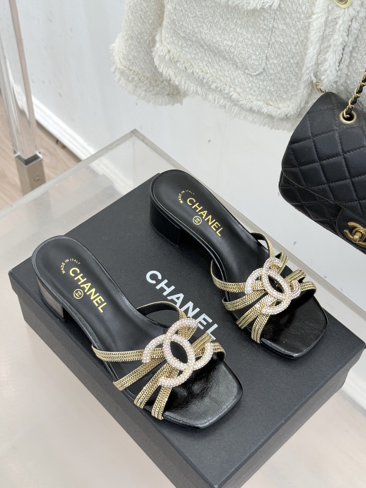 CHANE* ｜小香水钻大双C方头粗跟拖鞋以水钻大双C点亮方头粗跟拖鞋，将法式奢雅与现代慵懒完美融合。利