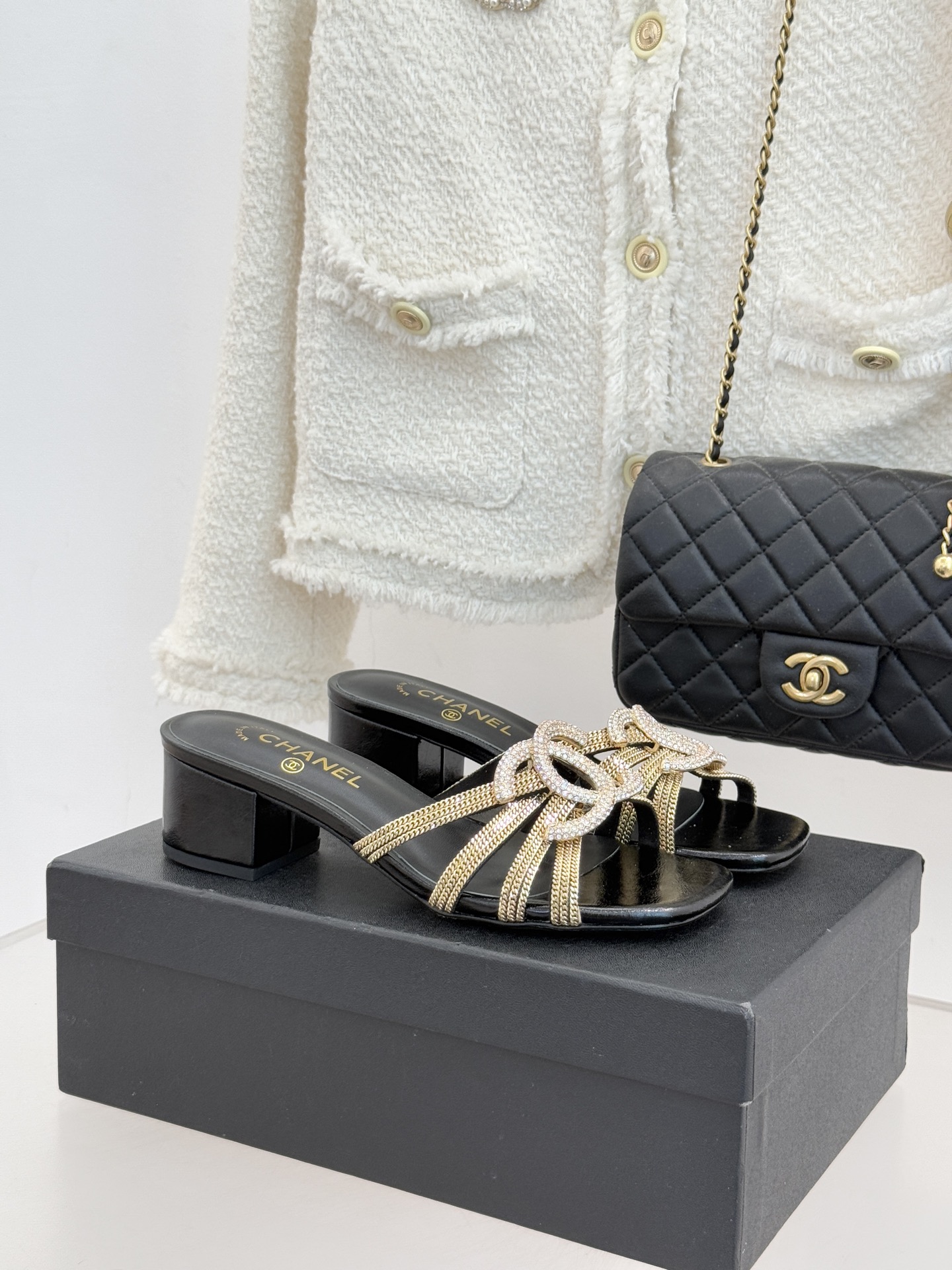 CHANE* ｜小香水钻大双C方头粗跟拖鞋以水钻大双C点亮方头粗跟拖鞋，将法式奢雅与现代慵懒完美融合。利