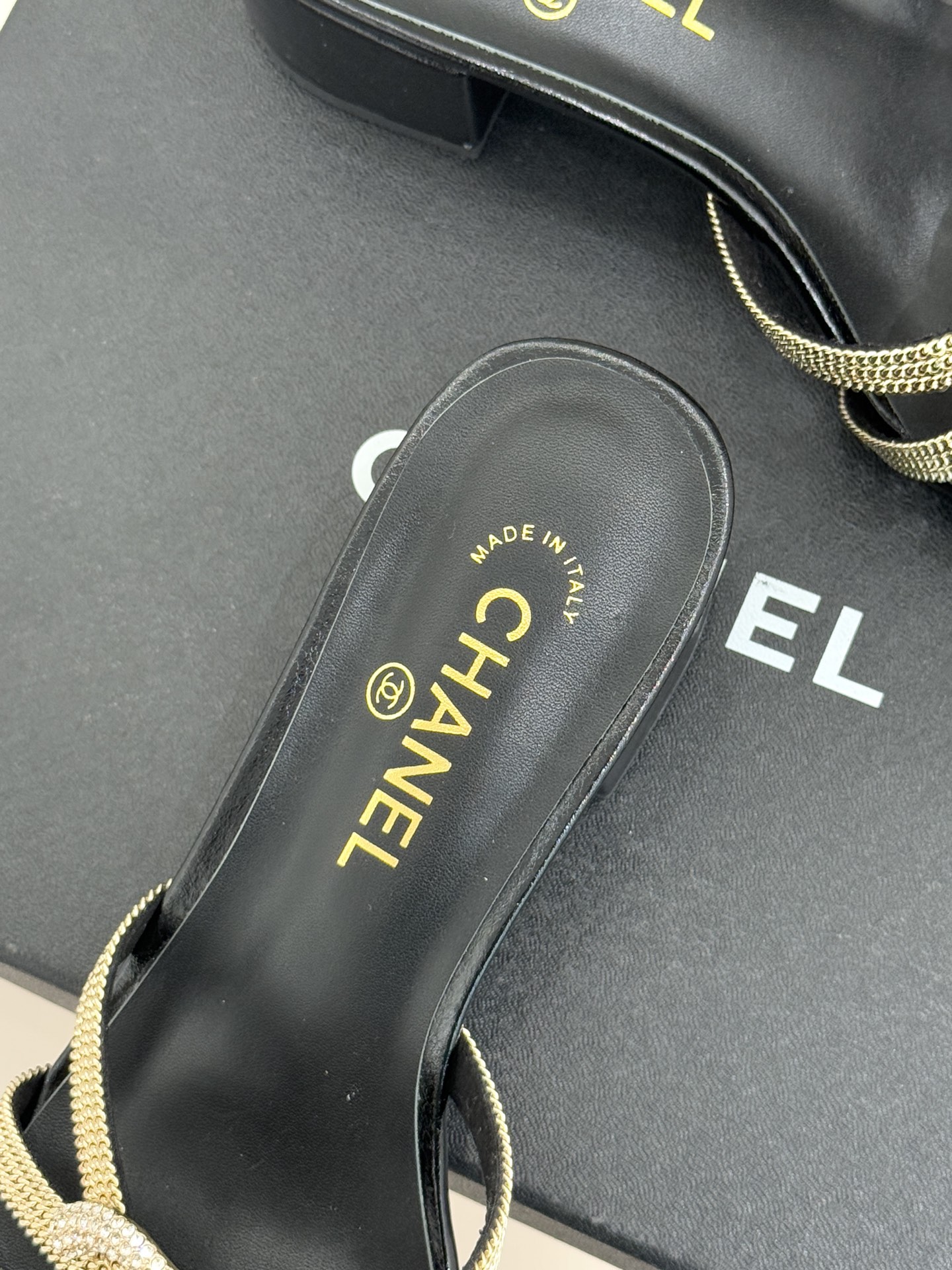 CHANE* ｜小香水钻大双C方头粗跟拖鞋以水钻大双C点亮方头粗跟拖鞋，将法式奢雅与现代慵懒完美融合。利