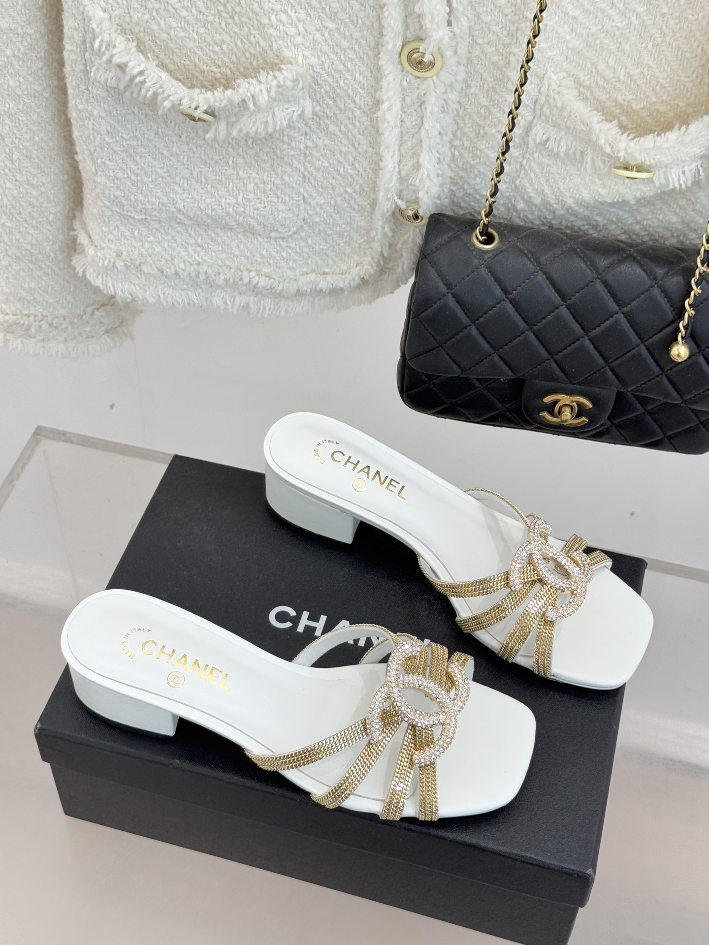 CHANE* ｜小香水钻大双C方头粗跟拖鞋以水钻大双C点亮方头粗跟拖鞋，将法式奢雅与现代慵懒完美融合。利