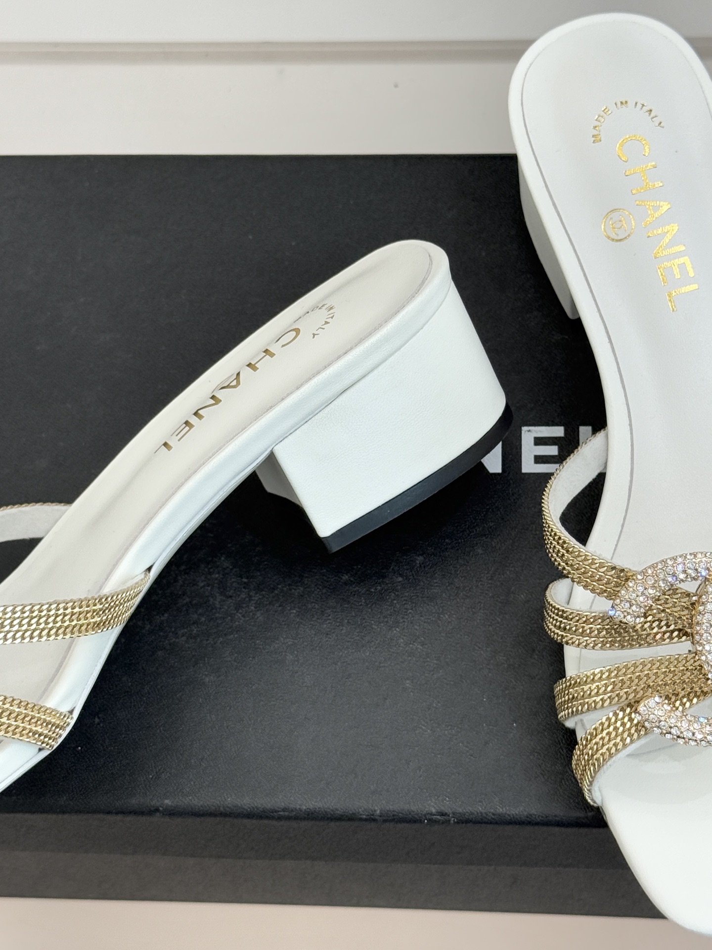 CHANE* ｜小香水钻大双C方头粗跟拖鞋以水钻大双C点亮方头粗跟拖鞋，将法式奢雅与现代慵懒完美融合。利