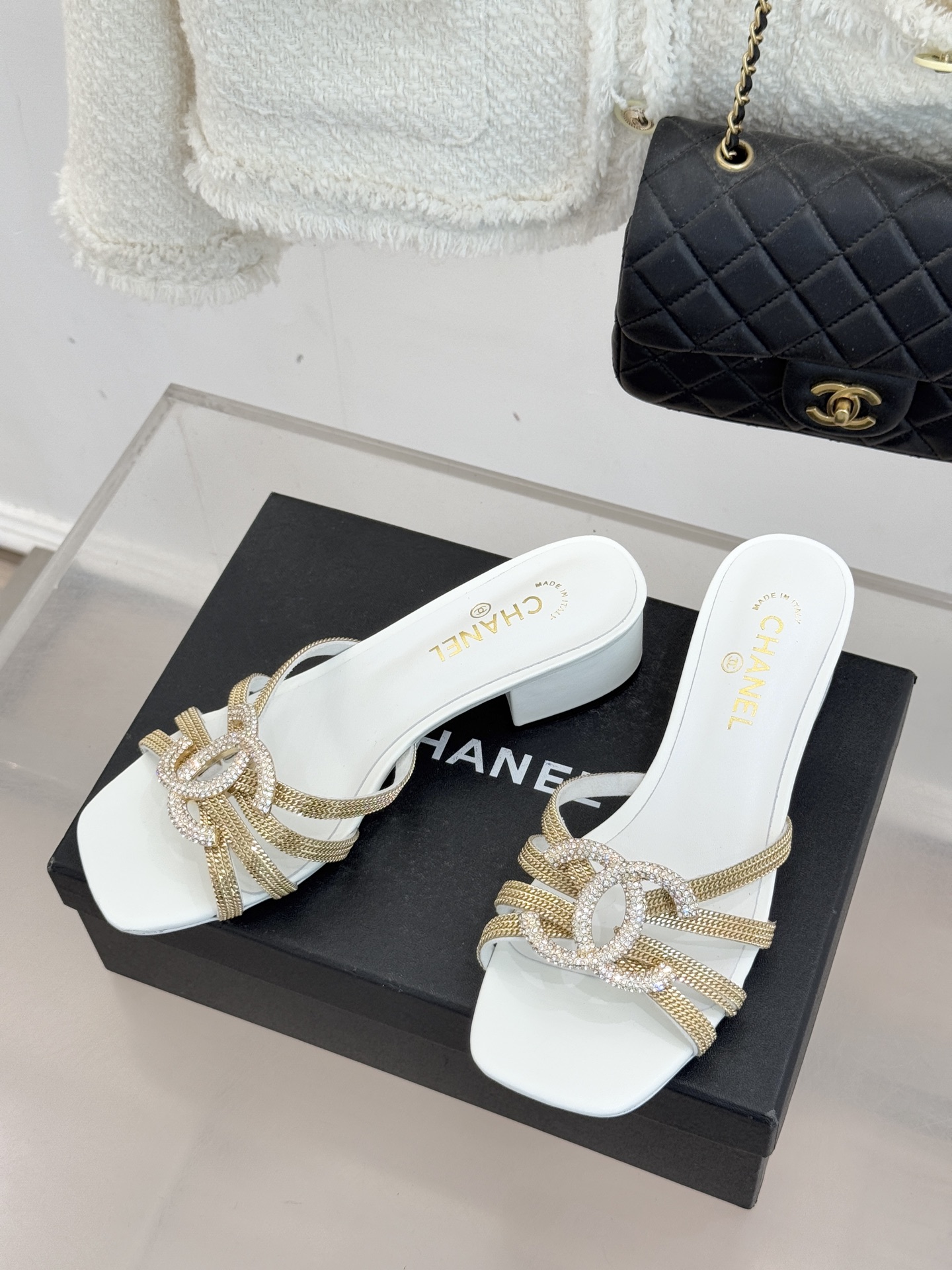 CHANE* ｜小香水钻大双C方头粗跟拖鞋以水钻大双C点亮方头粗跟拖鞋，将法式奢雅与现代慵懒完美融合。利