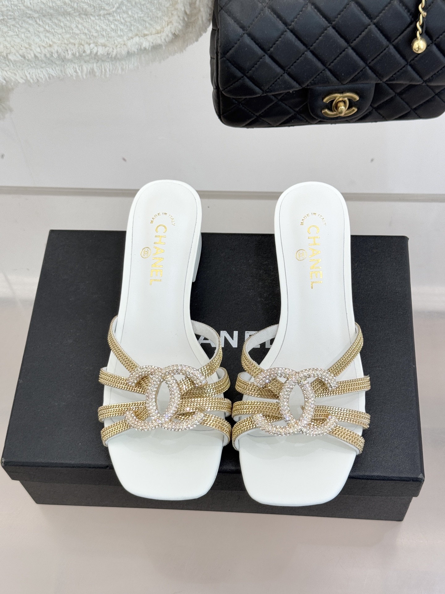 CHANE* ｜小香水钻大双C方头粗跟拖鞋以水钻大双C点亮方头粗跟拖鞋，将法式奢雅与现代慵懒完美融合。利