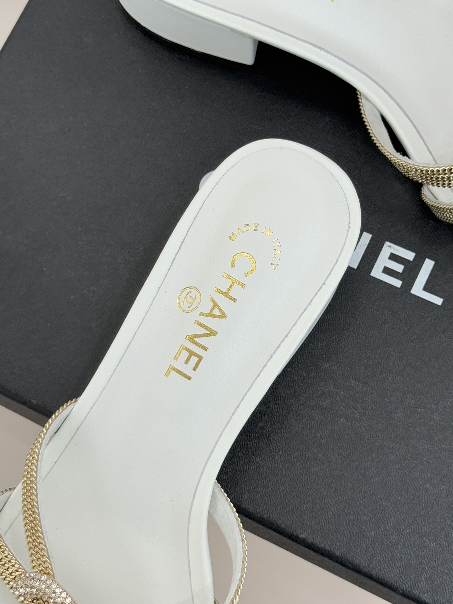 CHANE* ｜小香水钻大双C方头粗跟拖鞋以水钻大双C点亮方头粗跟拖鞋，将法式奢雅与现代慵懒完美融合。利