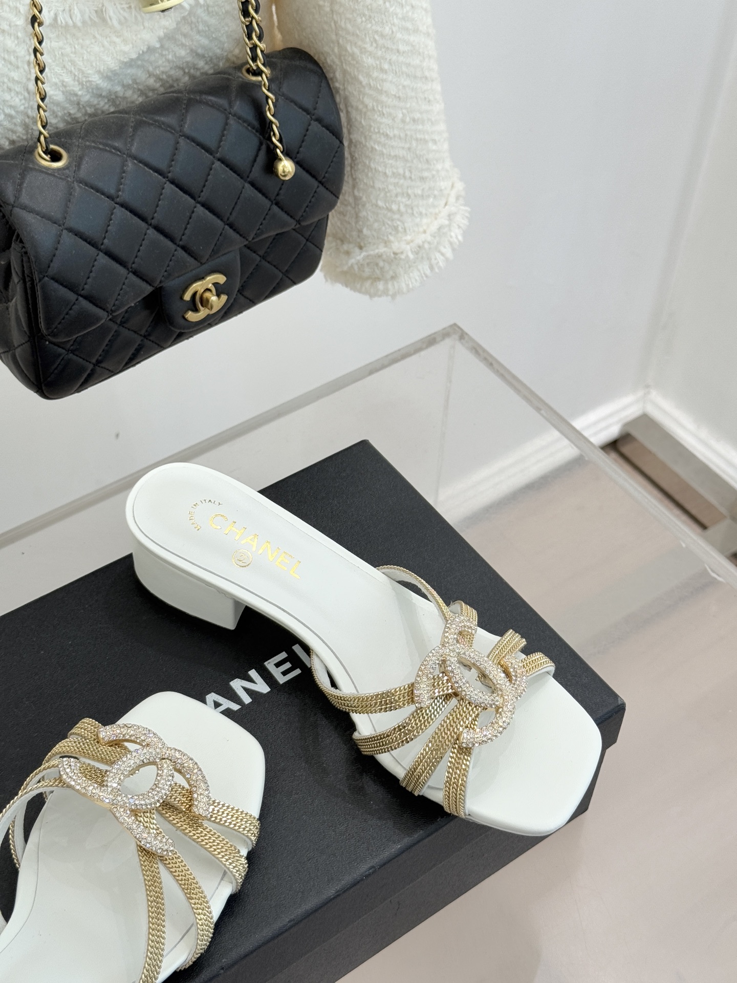 CHANE* ｜小香水钻大双C方头粗跟拖鞋以水钻大双C点亮方头粗跟拖鞋，将法式奢雅与现代慵懒完美融合。利