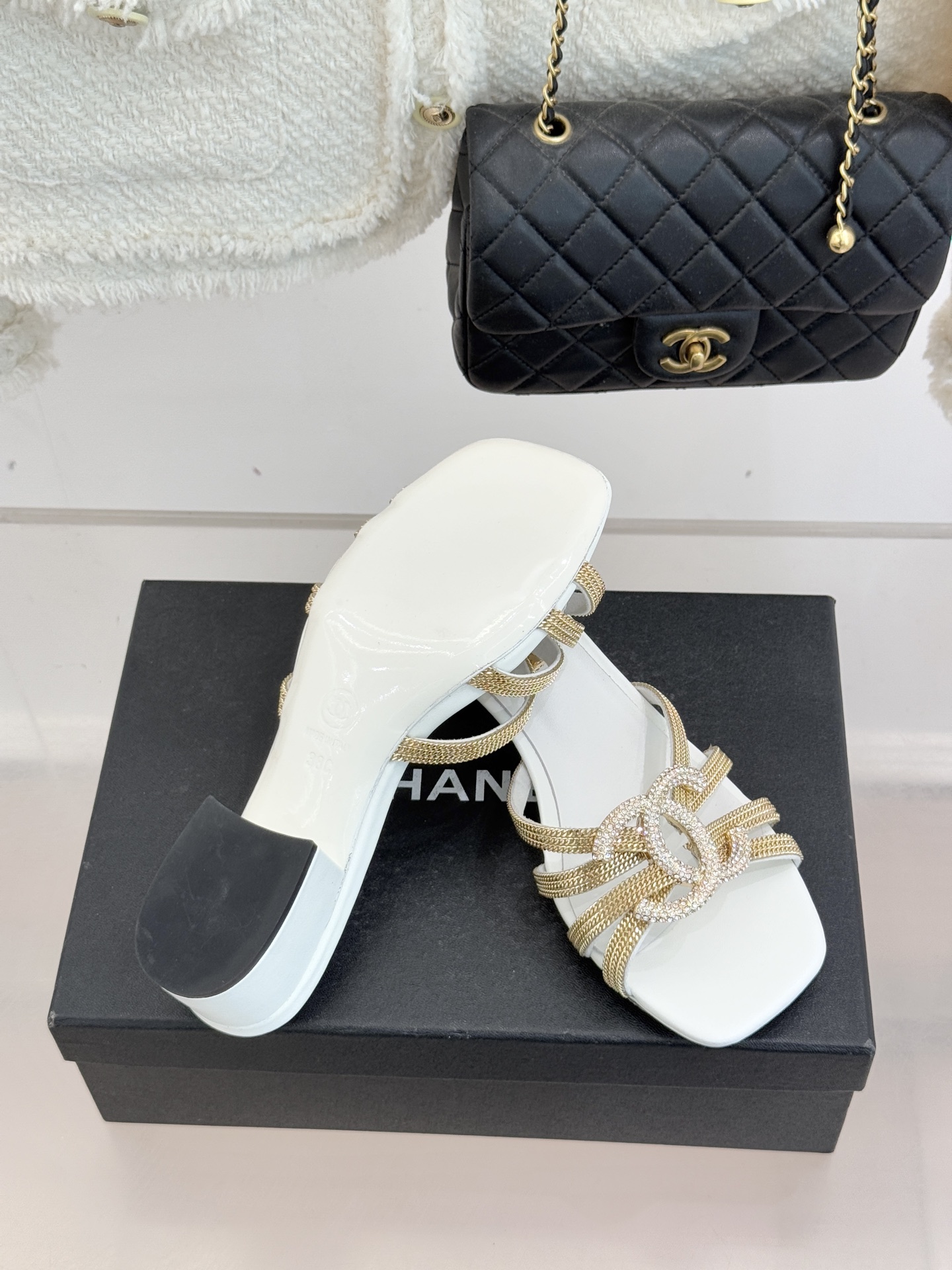 CHANE* ｜小香水钻大双C方头粗跟拖鞋以水钻大双C点亮方头粗跟拖鞋，将法式奢雅与现代慵懒完美融合。利