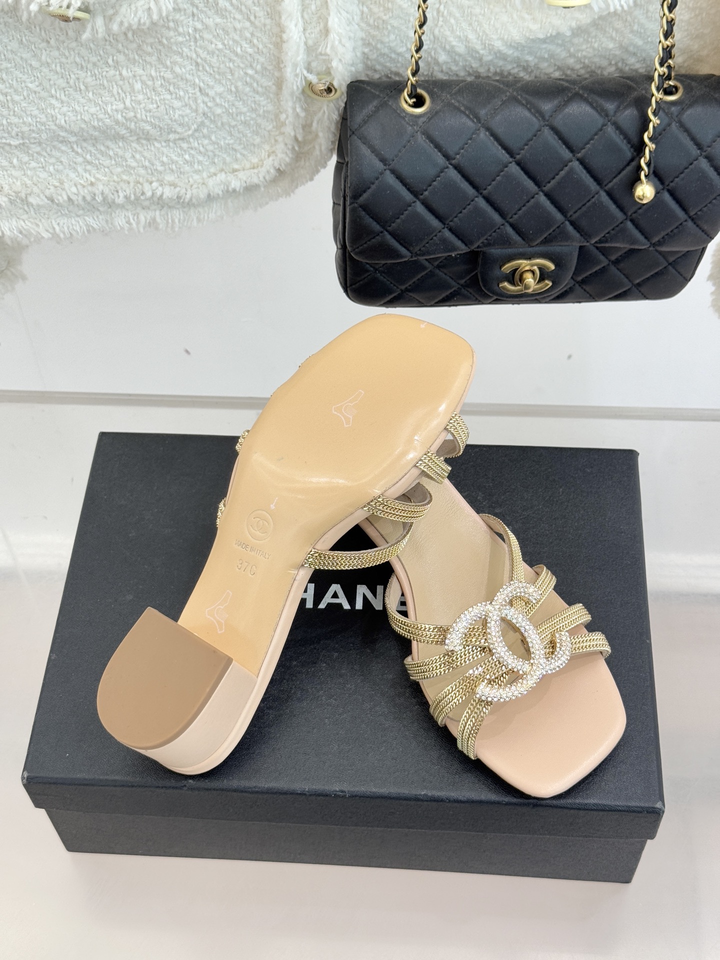 CHANE* ｜小香水钻大双C方头粗跟拖鞋以水钻大双C点亮方头粗跟拖鞋，将法式奢雅与现代慵懒完美融合。利