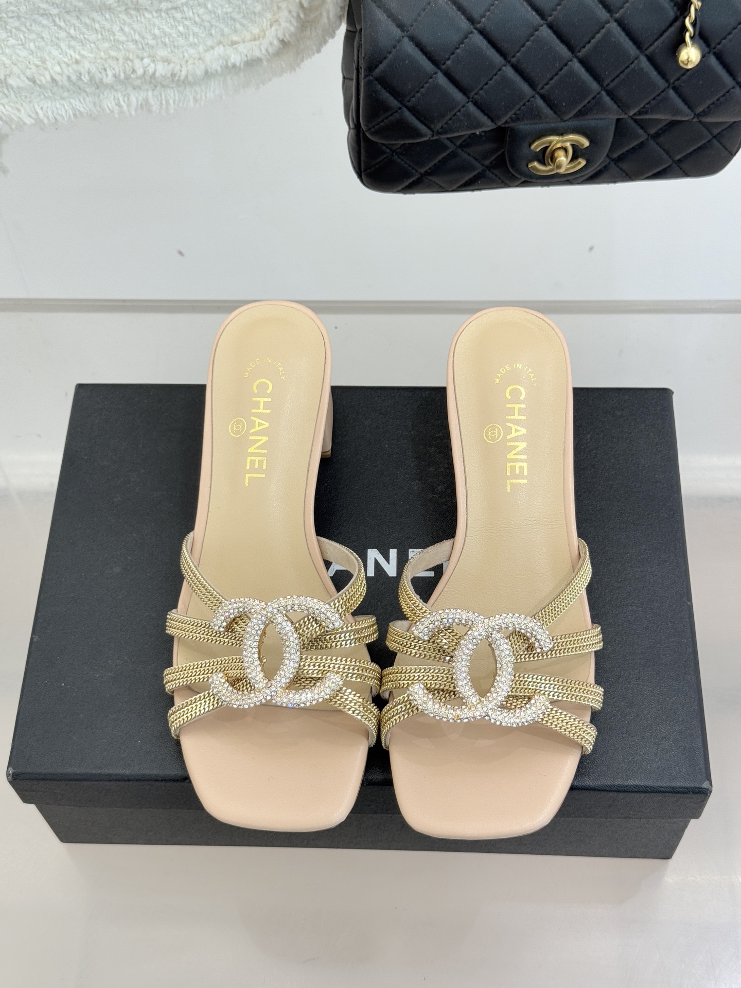 CHANE* ｜小香水钻大双C方头粗跟拖鞋以水钻大双C点亮方头粗跟拖鞋，将法式奢雅与现代慵懒完美融合。利