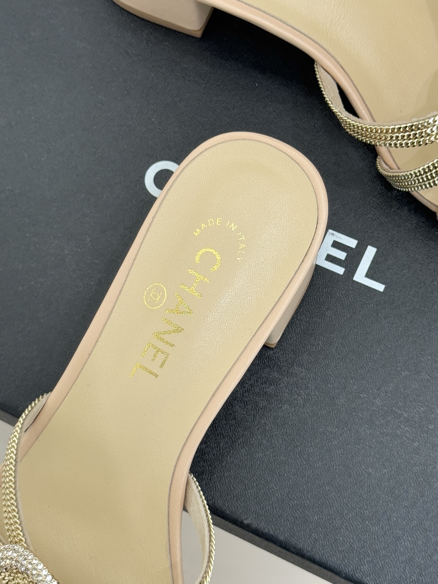 CHANE* ｜小香水钻大双C方头粗跟拖鞋以水钻大双C点亮方头粗跟拖鞋，将法式奢雅与现代慵懒完美融合。利