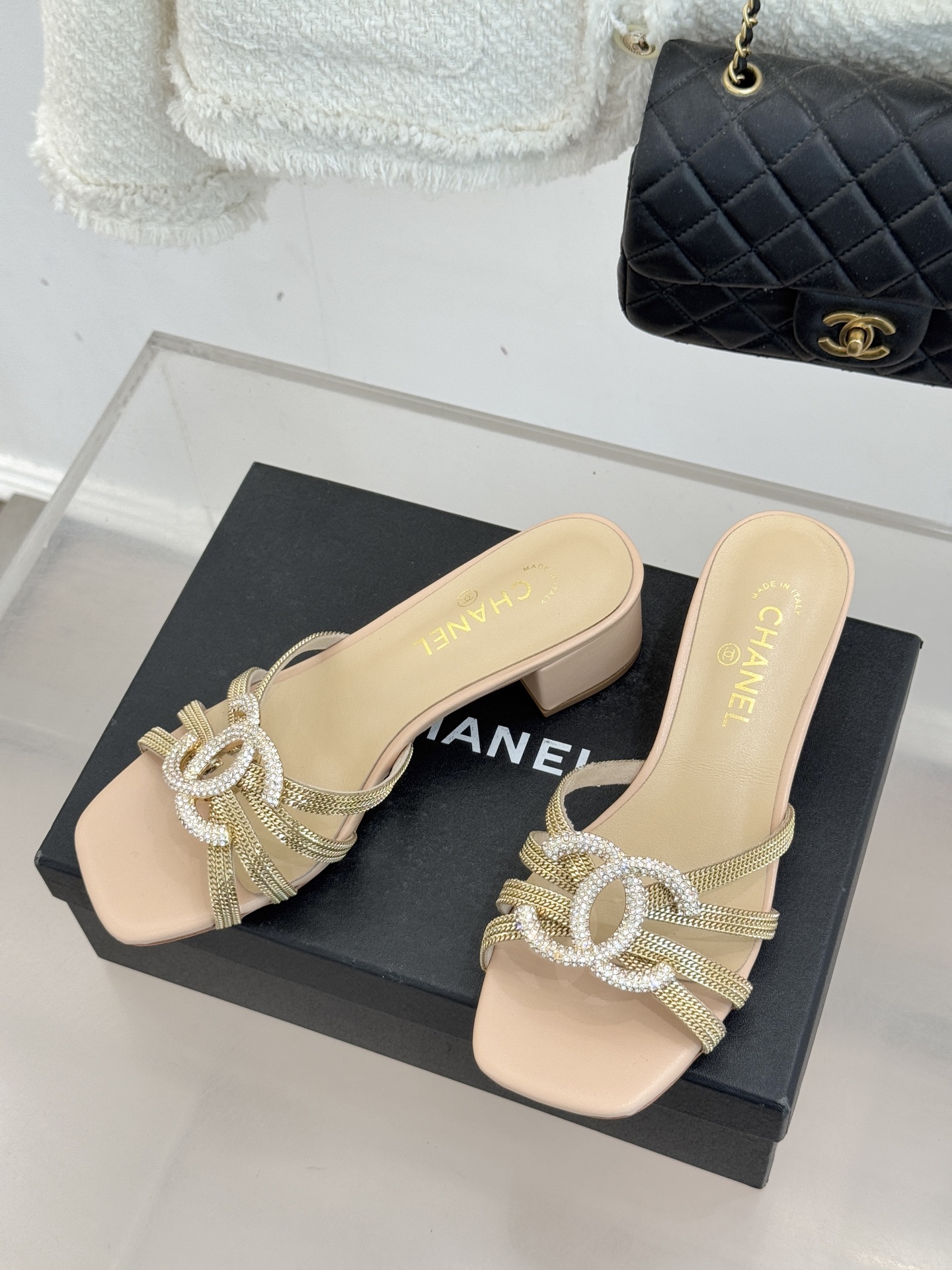 CHANE* ｜小香水钻大双C方头粗跟拖鞋以水钻大双C点亮方头粗跟拖鞋，将法式奢雅与现代慵懒完美融合。利