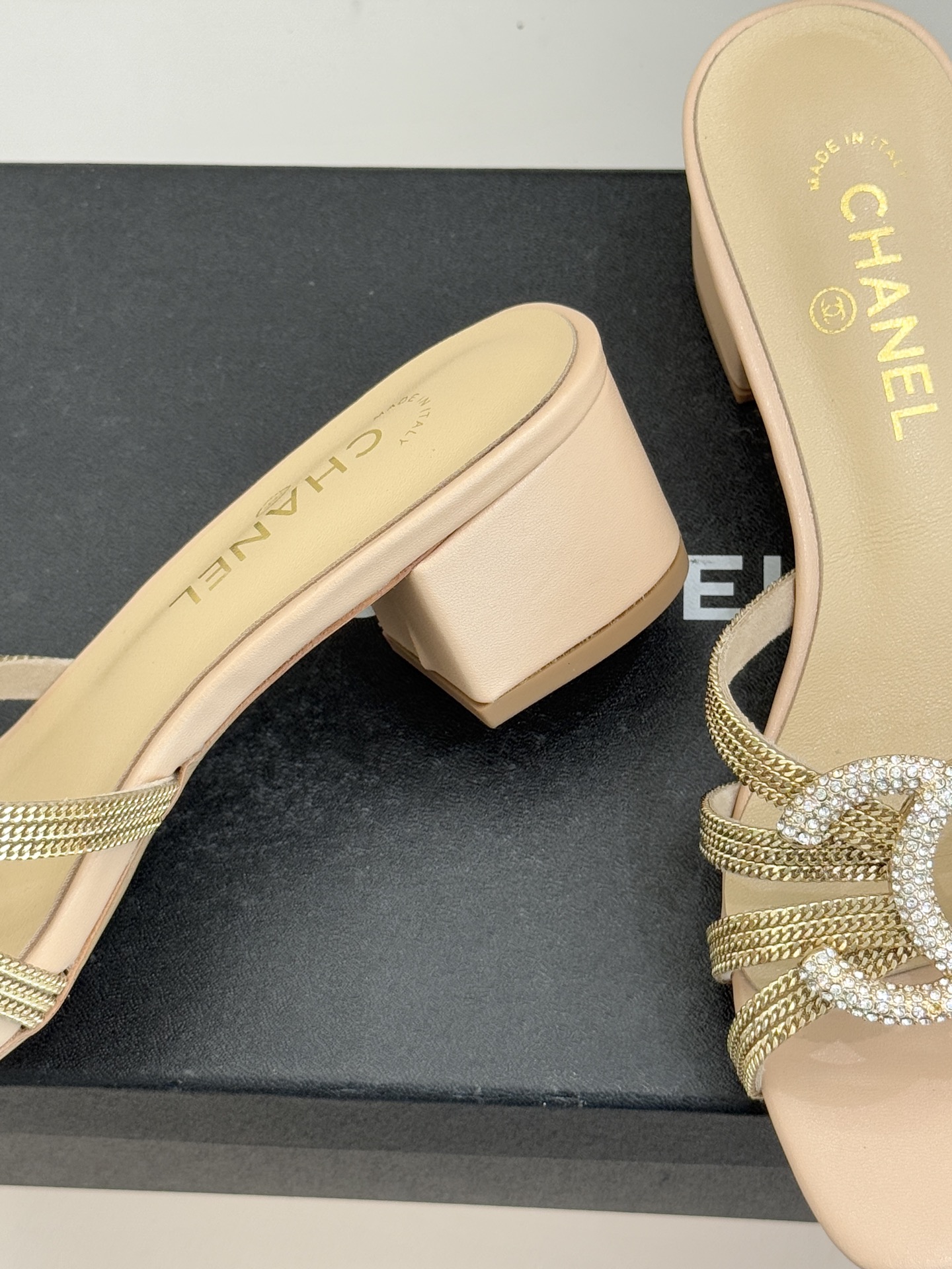 CHANE* ｜小香水钻大双C方头粗跟拖鞋以水钻大双C点亮方头粗跟拖鞋，将法式奢雅与现代慵懒完美融合。利