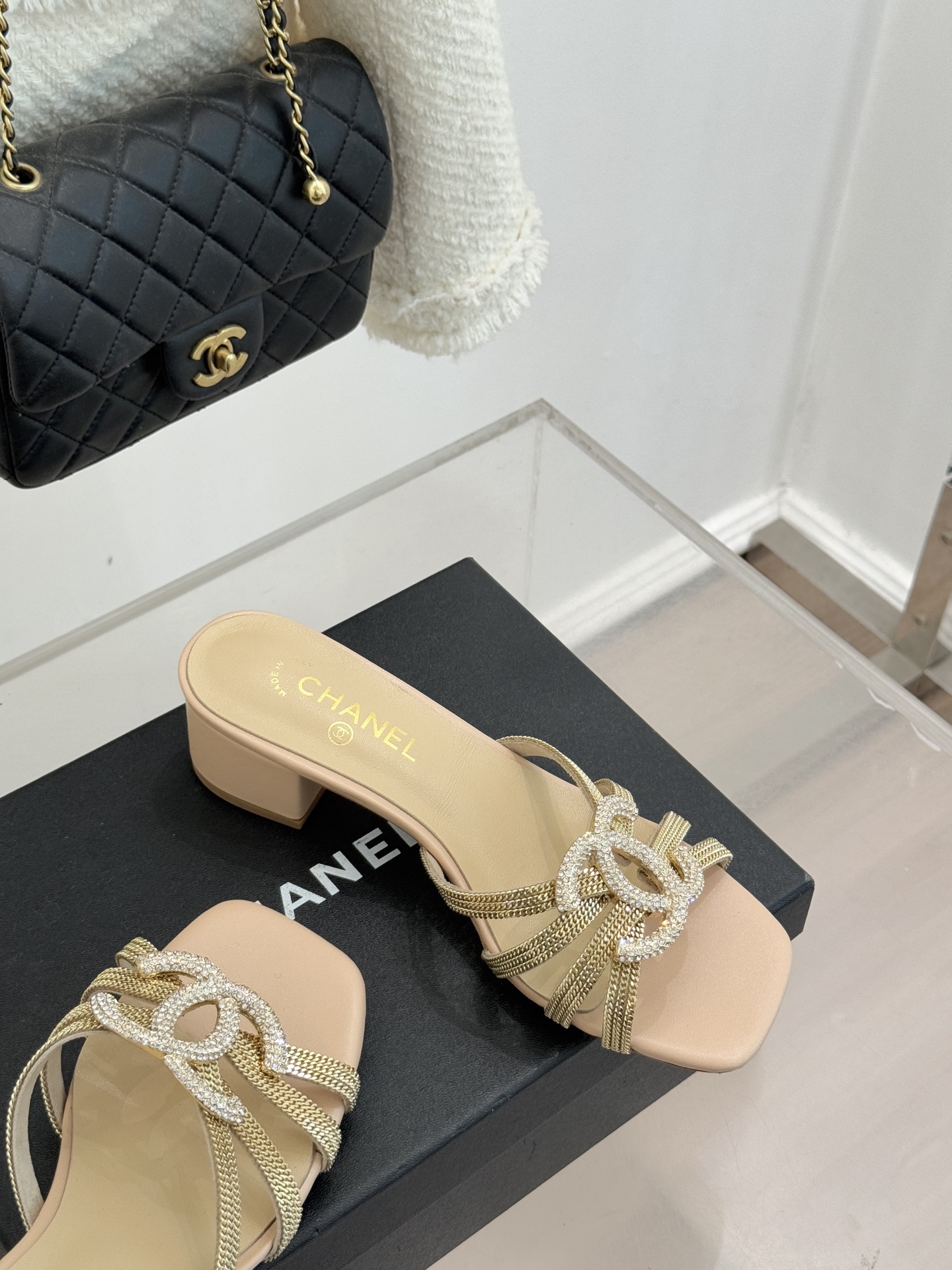 CHANE* ｜小香水钻大双C方头粗跟拖鞋以水钻大双C点亮方头粗跟拖鞋，将法式奢雅与现代慵懒完美融合。利