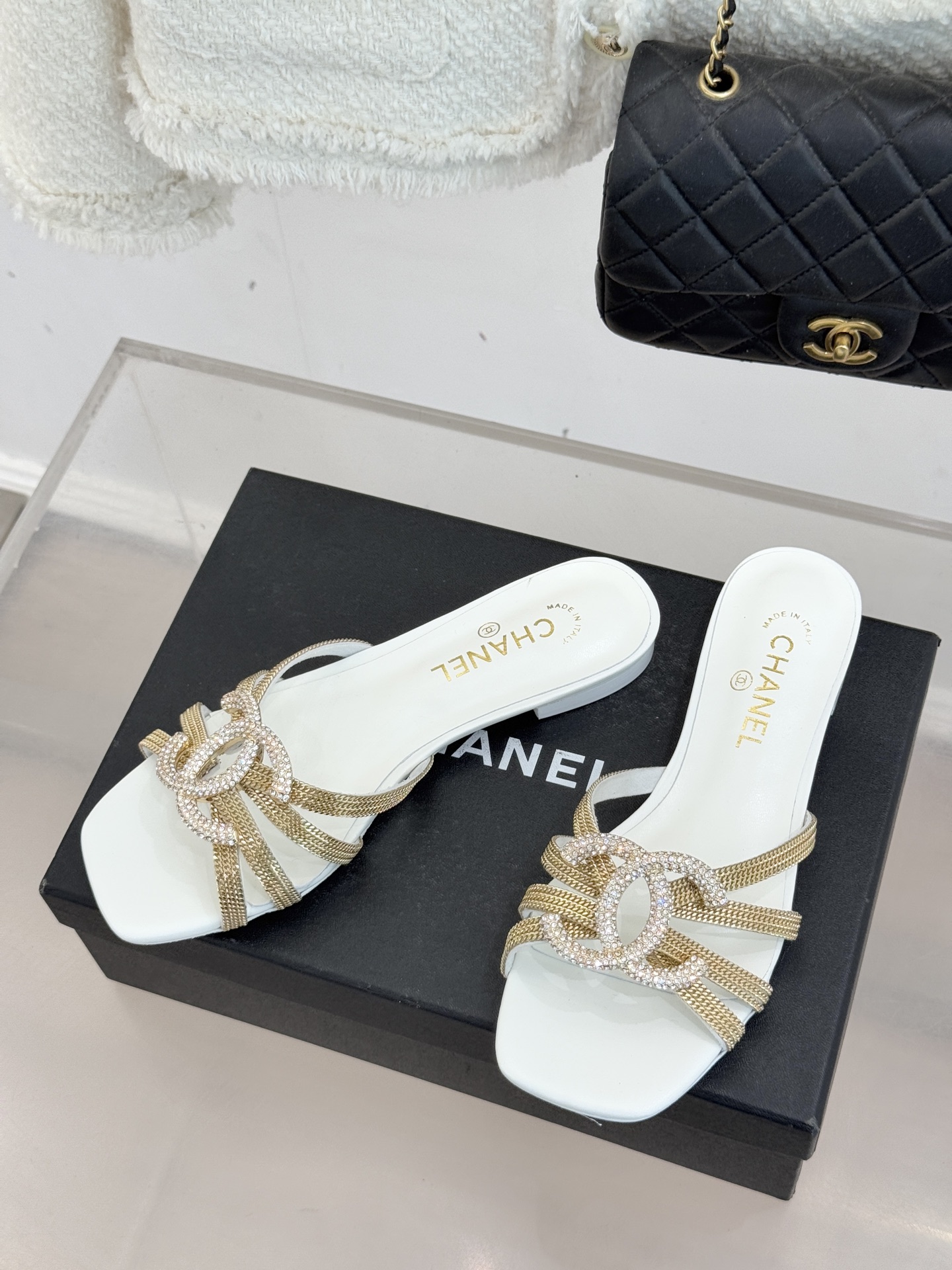 CHANE* ｜小香水钻大双C方头粗跟拖鞋以水钻大双C点亮方头粗跟拖鞋，将法式奢雅与现代慵懒完美融合。利