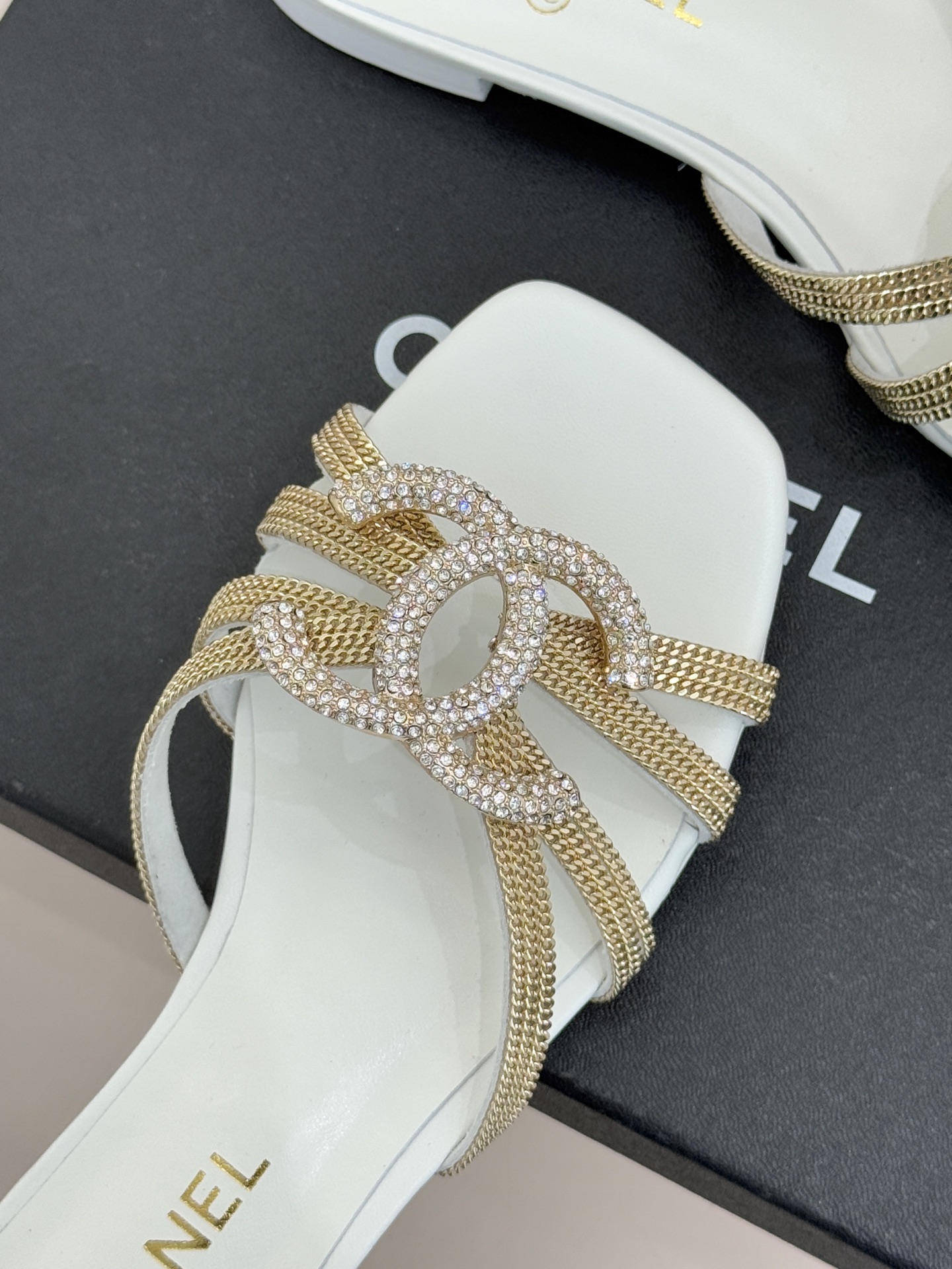 CHANE* ｜小香水钻大双C方头粗跟拖鞋以水钻大双C点亮方头粗跟拖鞋，将法式奢雅与现代慵懒完美融合。利