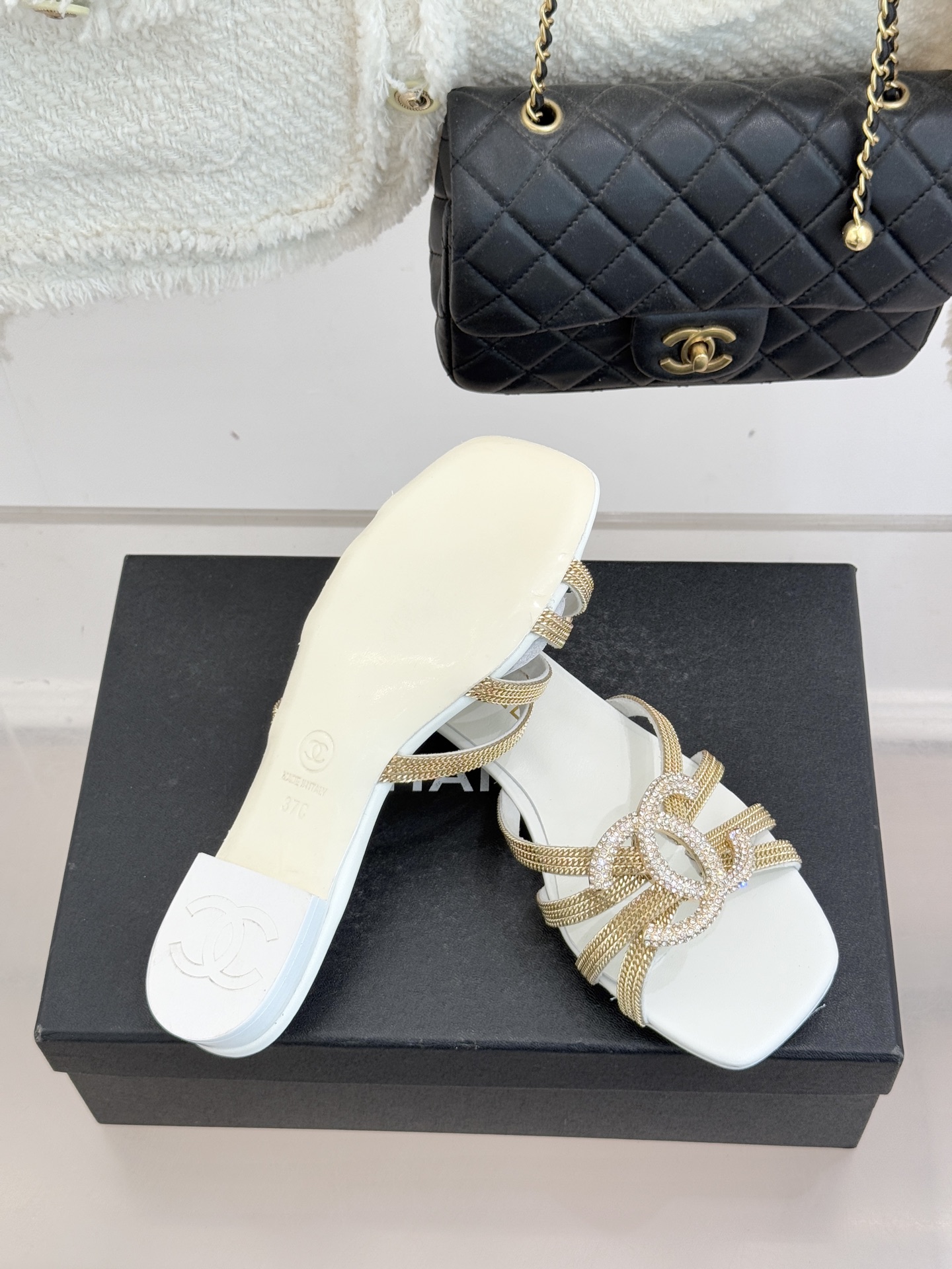 CHANE* ｜小香水钻大双C方头粗跟拖鞋以水钻大双C点亮方头粗跟拖鞋，将法式奢雅与现代慵懒完美融合。利