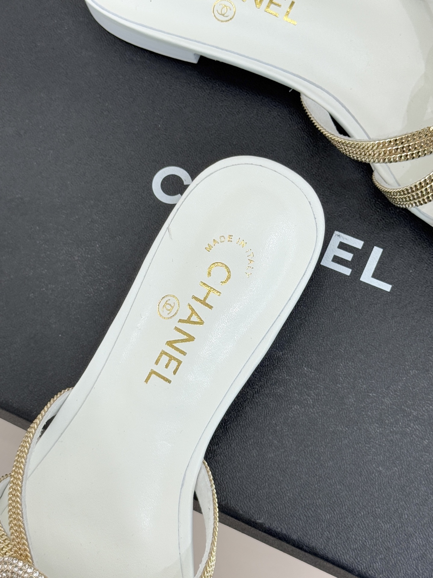 CHANE* ｜小香水钻大双C方头粗跟拖鞋以水钻大双C点亮方头粗跟拖鞋，将法式奢雅与现代慵懒完美融合。利