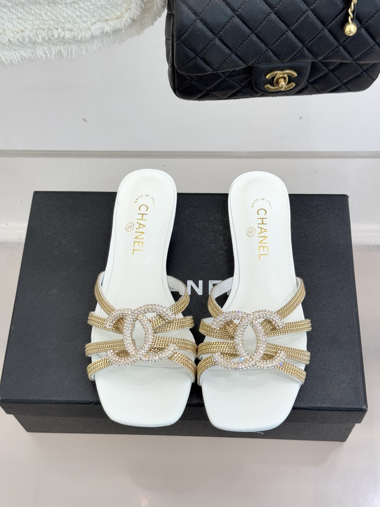 CHANE* ｜小香水钻大双C方头粗跟拖鞋以水钻大双C点亮方头粗跟拖鞋，将法式奢雅与现代慵懒完美融合。利