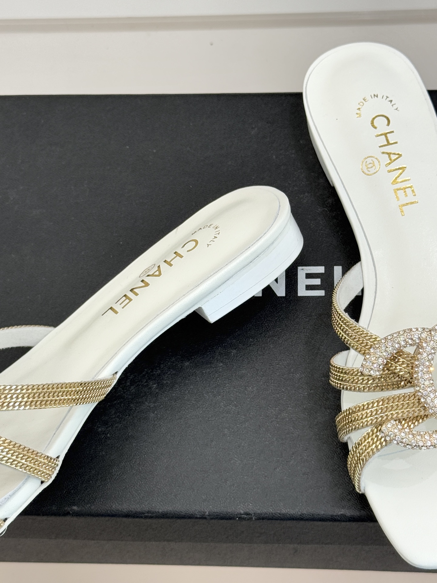 CHANE* ｜小香水钻大双C方头粗跟拖鞋以水钻大双C点亮方头粗跟拖鞋，将法式奢雅与现代慵懒完美融合。利