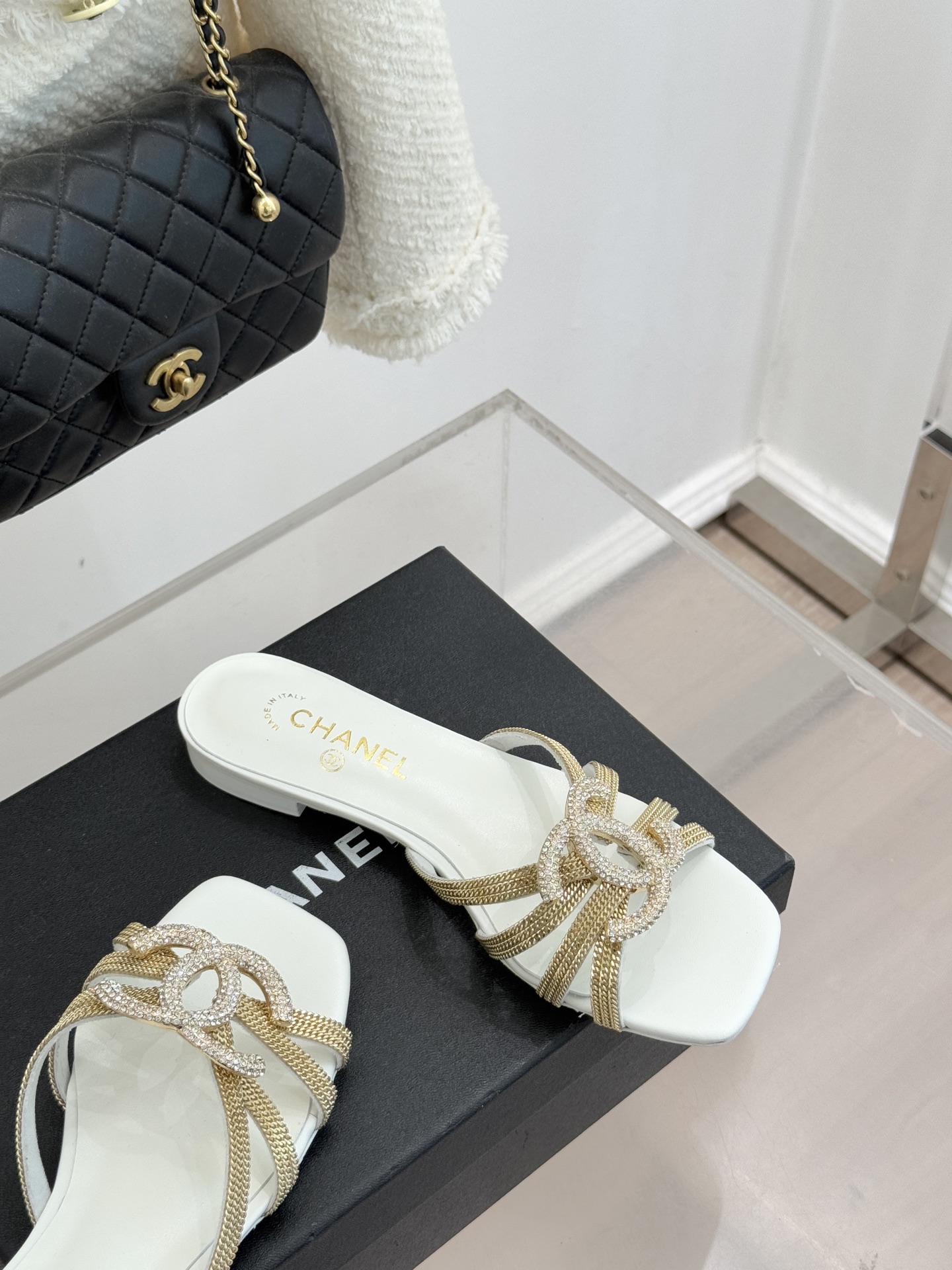 CHANE* ｜小香水钻大双C方头粗跟拖鞋以水钻大双C点亮方头粗跟拖鞋，将法式奢雅与现代慵懒完美融合。利