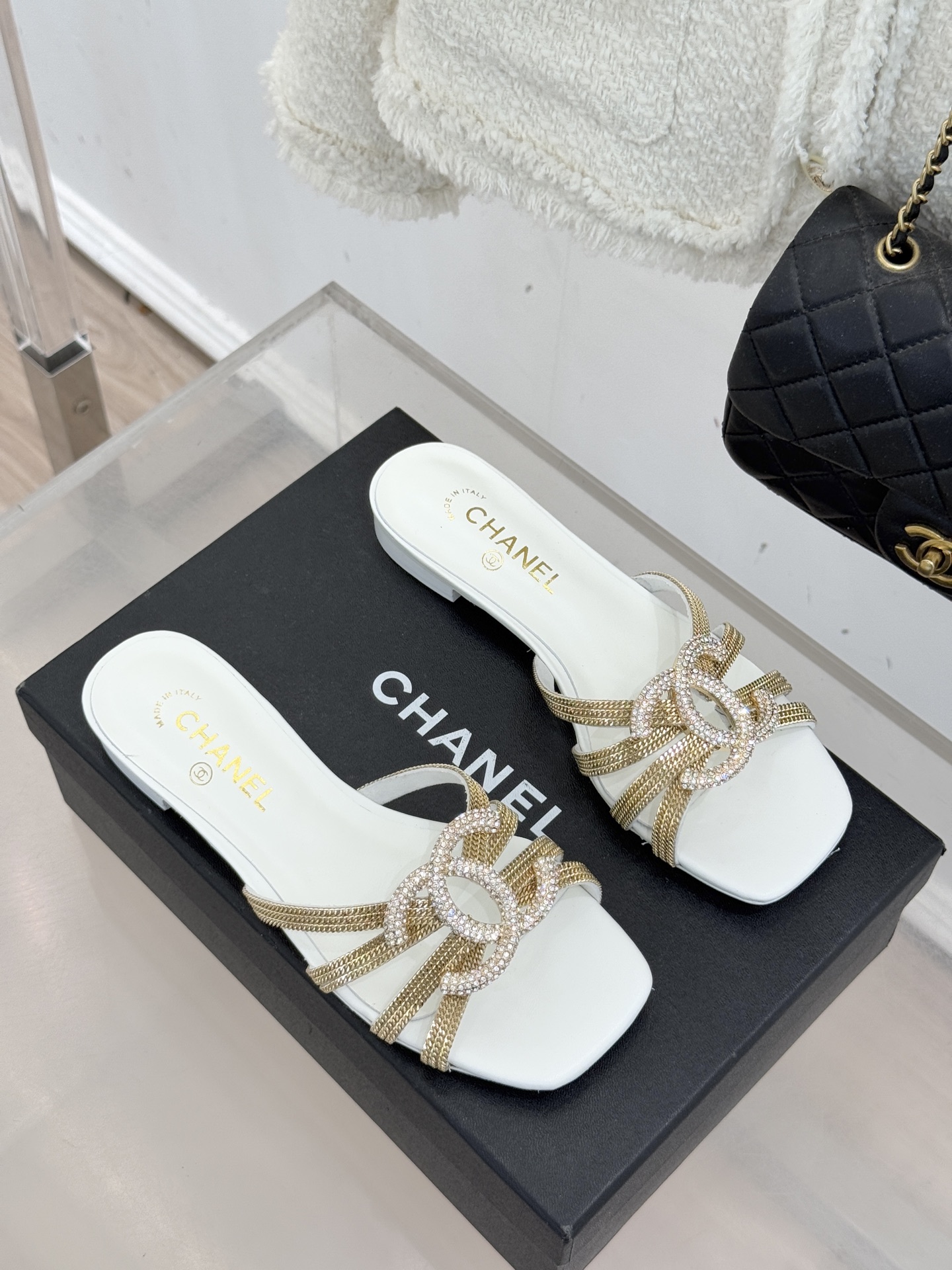 CHANE* ｜小香水钻大双C方头粗跟拖鞋以水钻大双C点亮方头粗跟拖鞋，将法式奢雅与现代慵懒完美融合。利