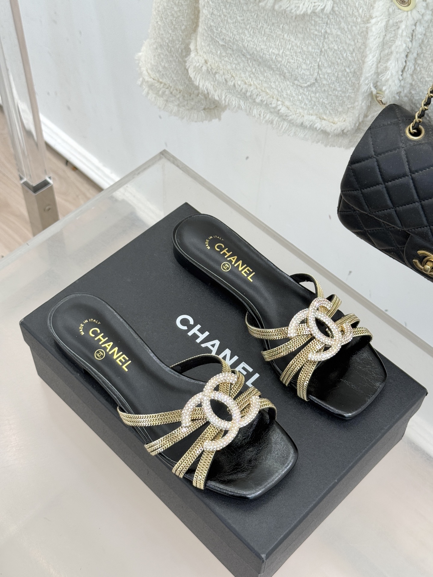 CHANE* ｜小香水钻大双C方头粗跟拖鞋以水钻大双C点亮方头粗跟拖鞋，将法式奢雅与现代慵懒完美融合。利