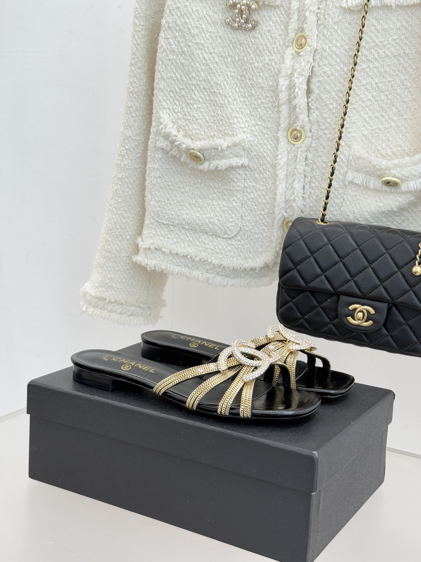 CHANE* ｜小香水钻大双C方头粗跟拖鞋以水钻大双C点亮方头粗跟拖鞋，将法式奢雅与现代慵懒完美融合。利