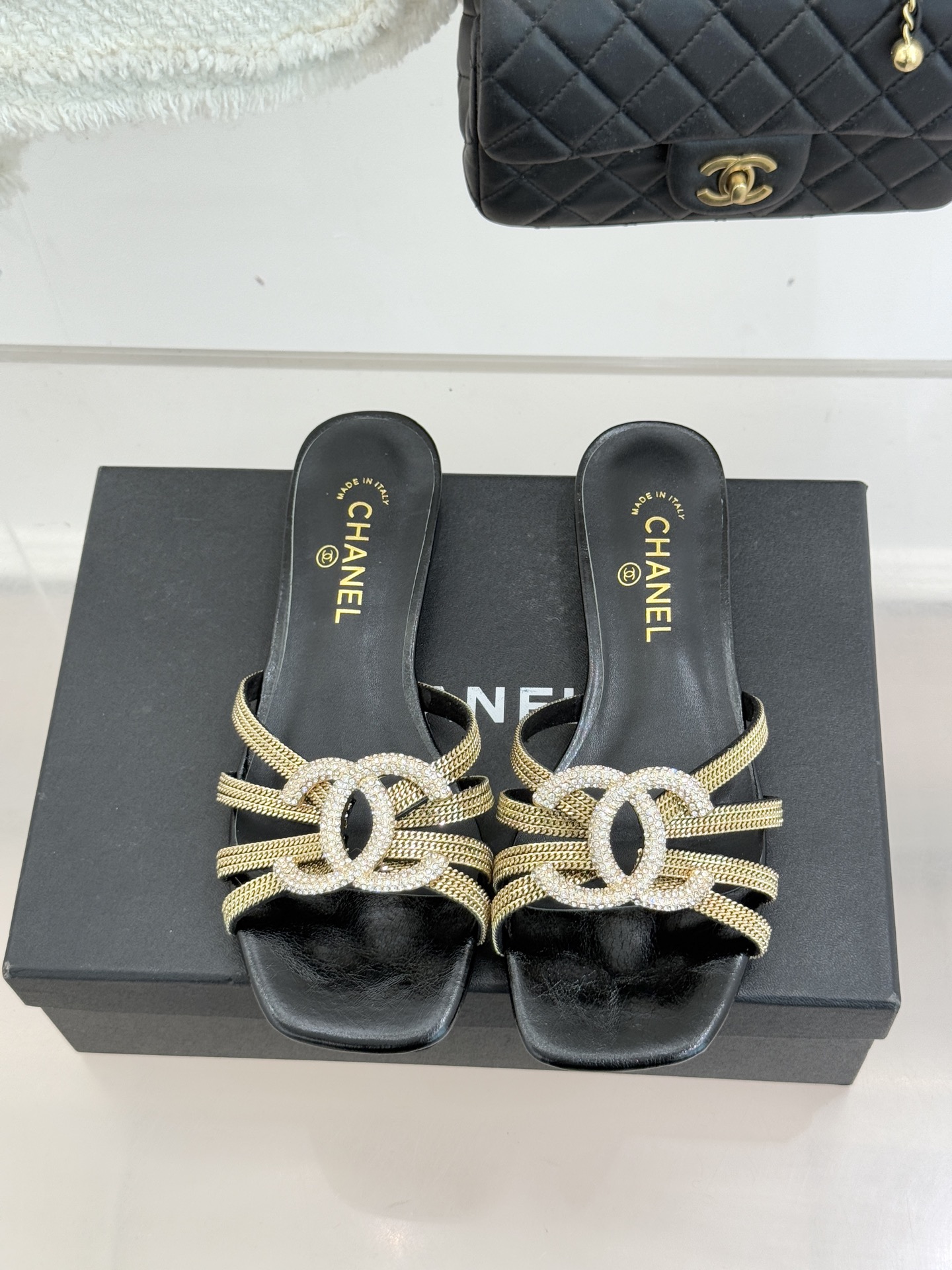 CHANE* ｜小香水钻大双C方头粗跟拖鞋以水钻大双C点亮方头粗跟拖鞋，将法式奢雅与现代慵懒完美融合。利