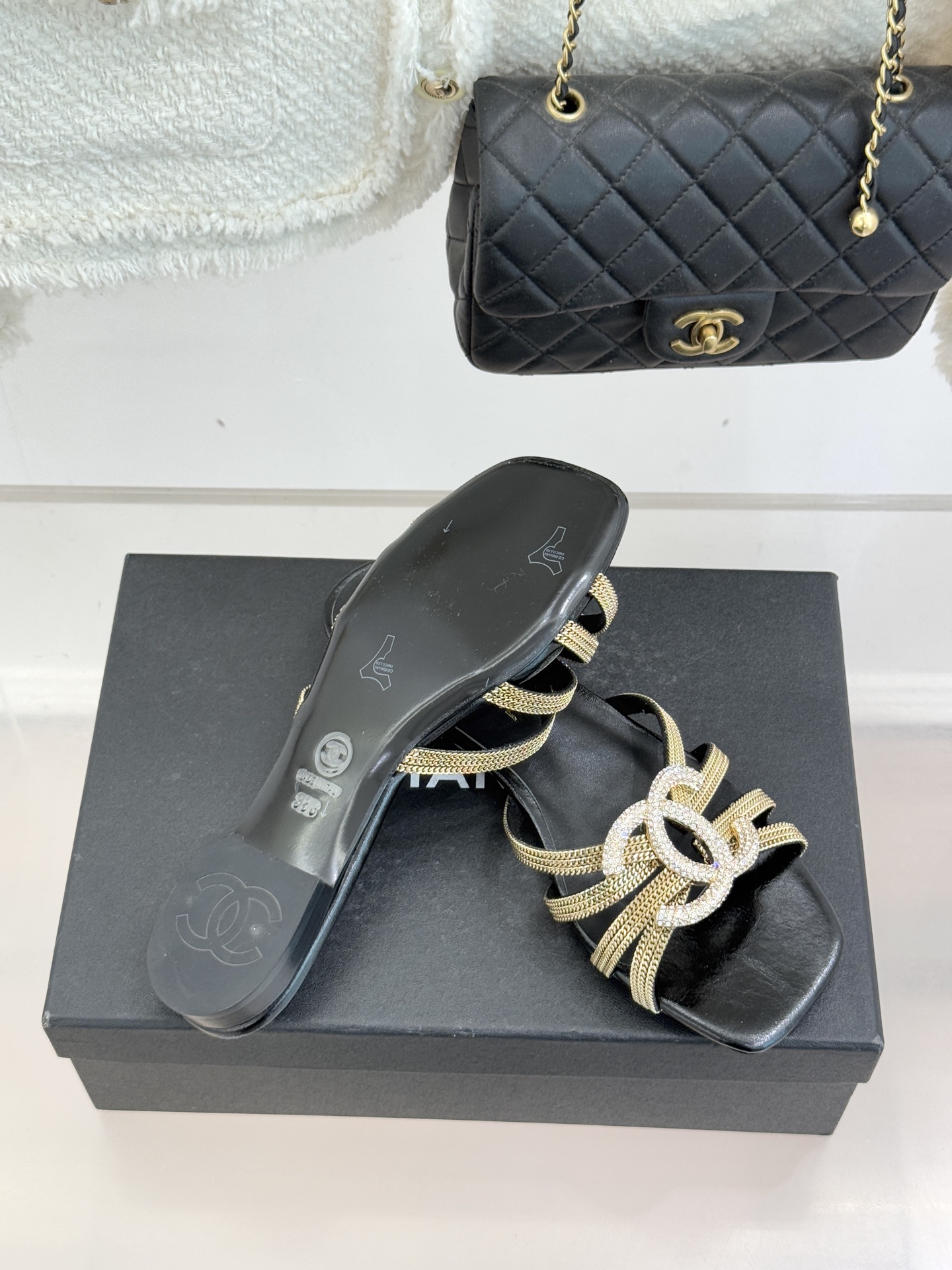 CHANE* ｜小香水钻大双C方头粗跟拖鞋以水钻大双C点亮方头粗跟拖鞋，将法式奢雅与现代慵懒完美融合。利