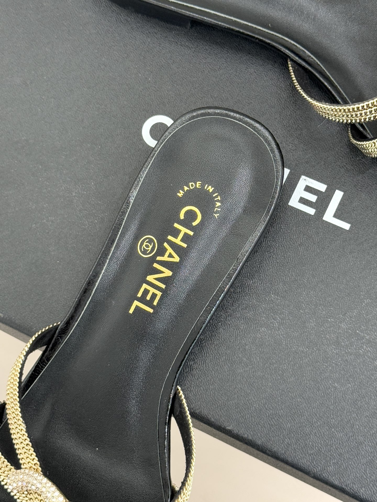 CHANE* ｜小香水钻大双C方头粗跟拖鞋以水钻大双C点亮方头粗跟拖鞋，将法式奢雅与现代慵懒完美融合。利