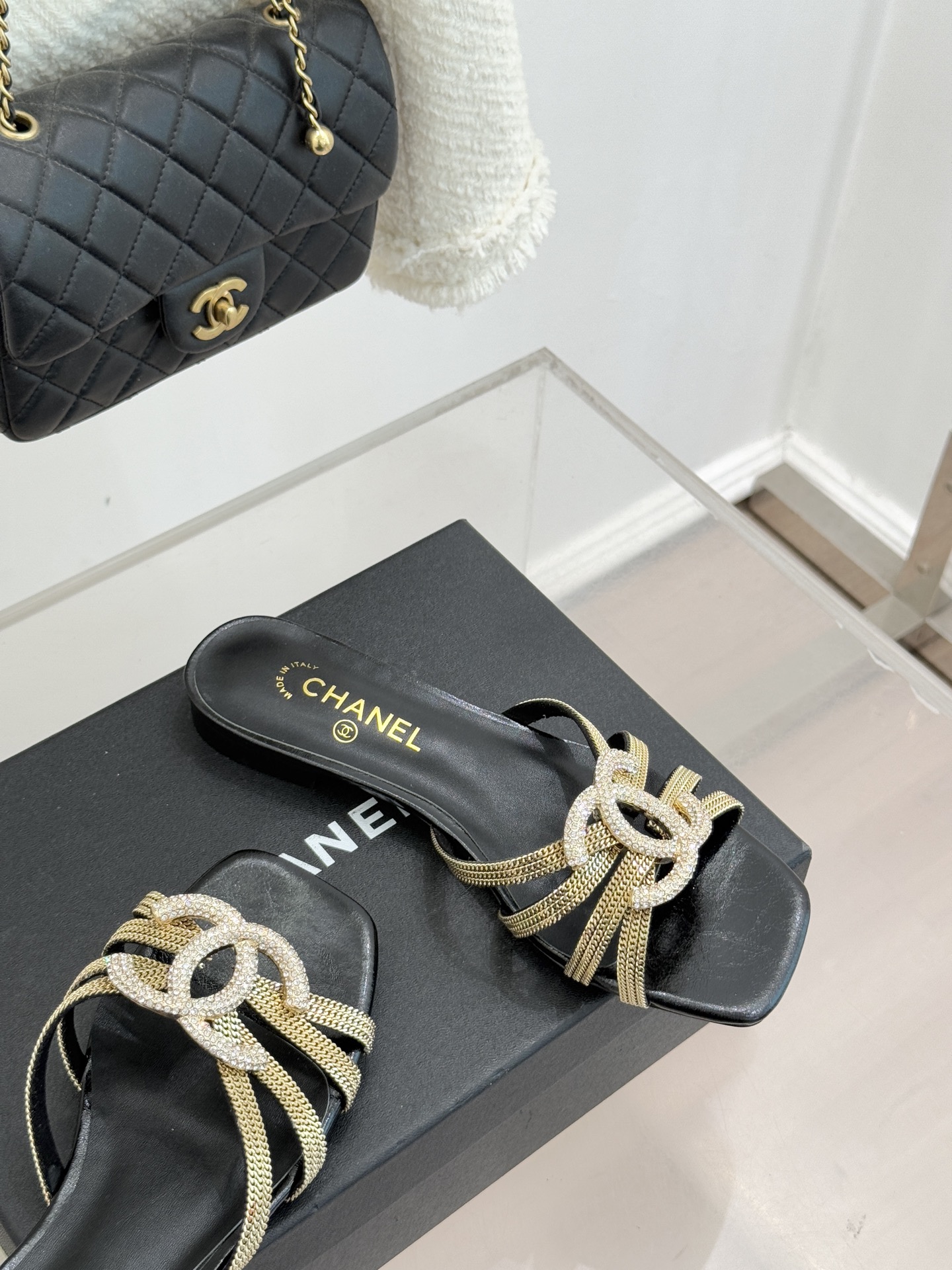 CHANE* ｜小香水钻大双C方头粗跟拖鞋以水钻大双C点亮方头粗跟拖鞋，将法式奢雅与现代慵懒完美融合。利