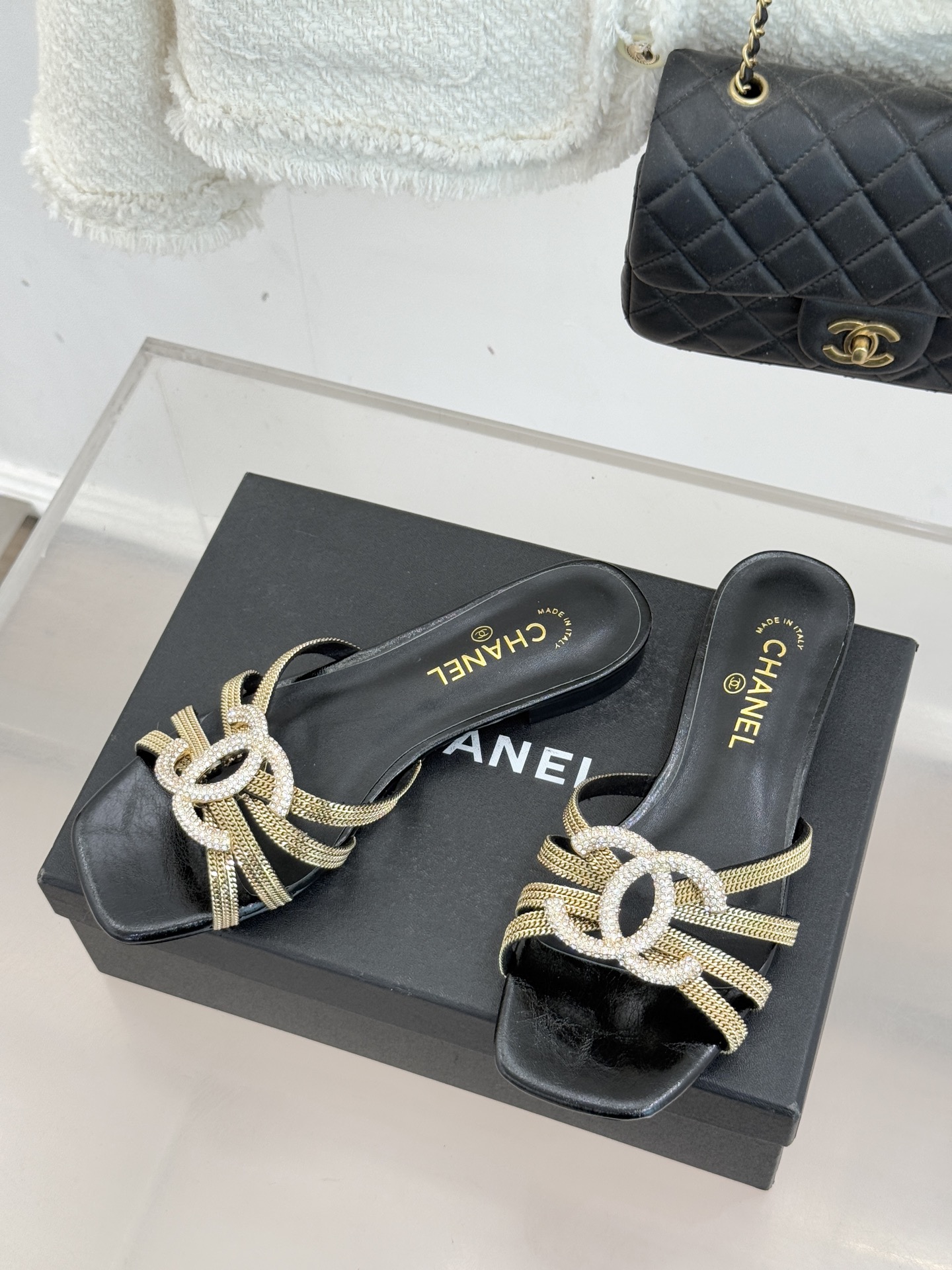 CHANE* ｜小香水钻大双C方头粗跟拖鞋以水钻大双C点亮方头粗跟拖鞋，将法式奢雅与现代慵懒完美融合。利